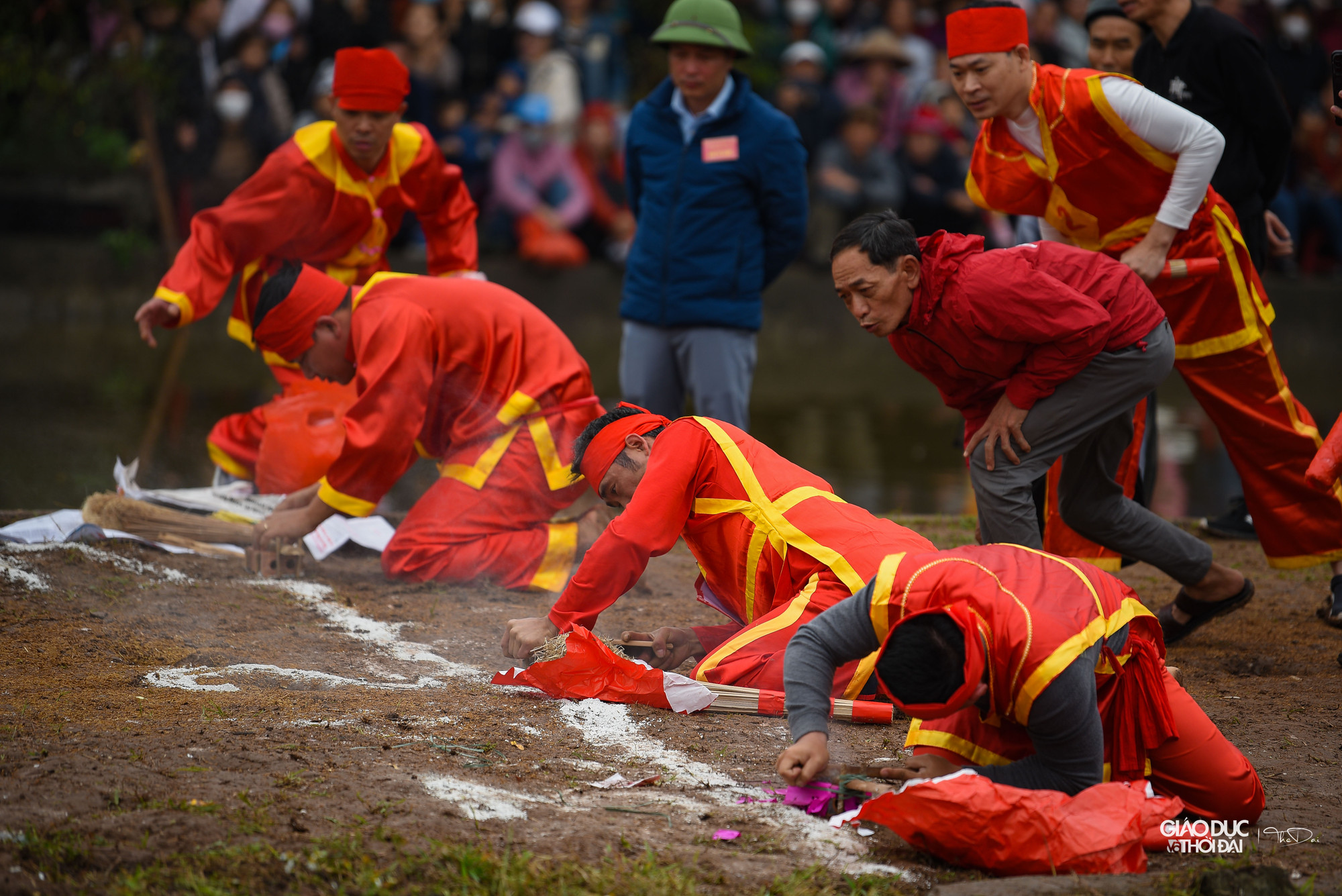 Điều đặc biệt là mâm cỗ thi này được thực hiện dựa vào sức người từ đầu đến cuối. Phụ nữ ở làng Ngọc Tiên vẫn được coi là &apos;sướng nhất vùng&apos; vì cuộc thi hoàn toàn do nam giới thực hiện.