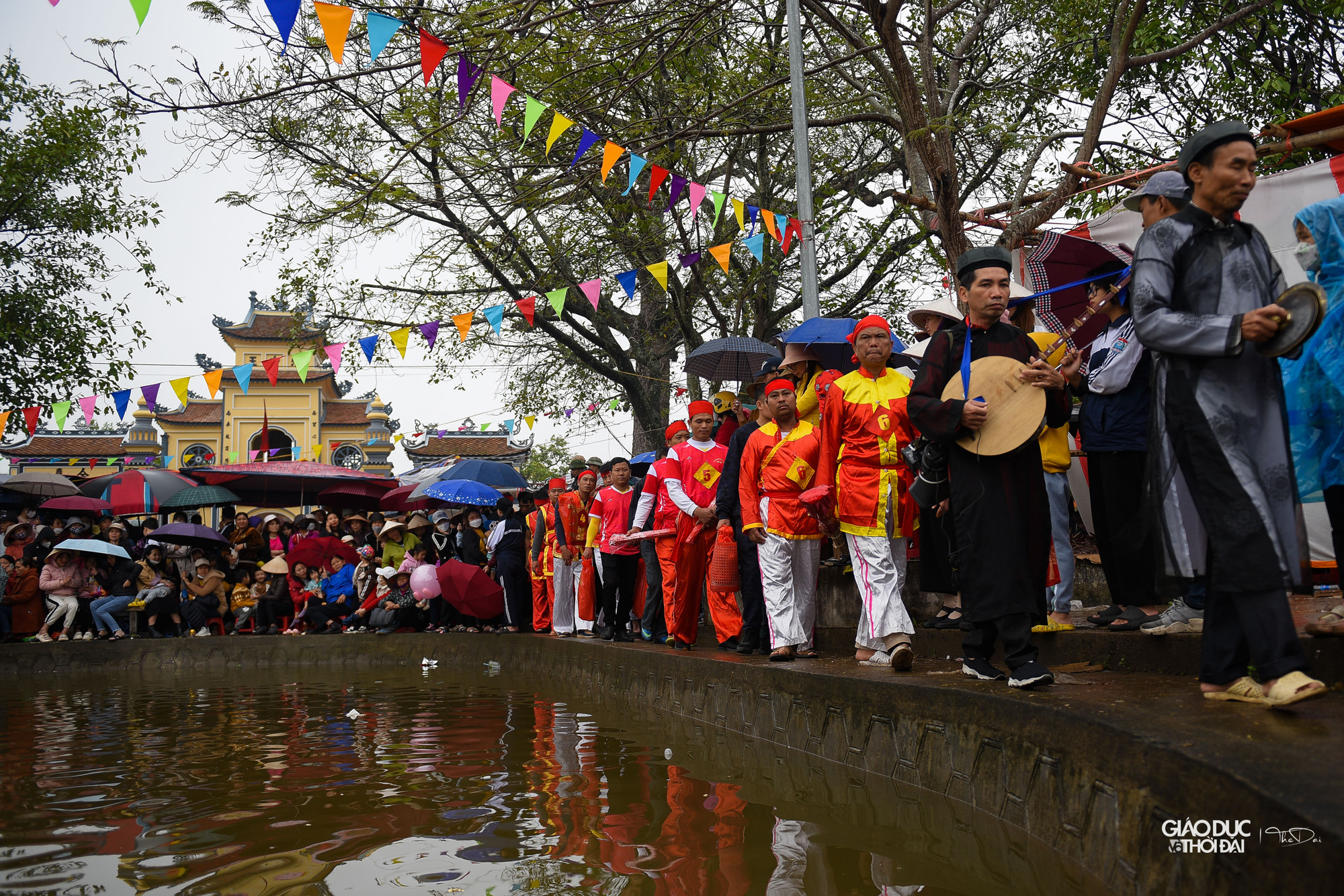 Điều đặc biệt là mâm cỗ thi này được thực hiện dựa vào sức người từ đầu đến cuối. Phụ nữ ở làng Ngọc Tiên vẫn được coi là &apos;sướng nhất vùng&apos; vì cuộc thi hoàn toàn do nam giới thực hiện.