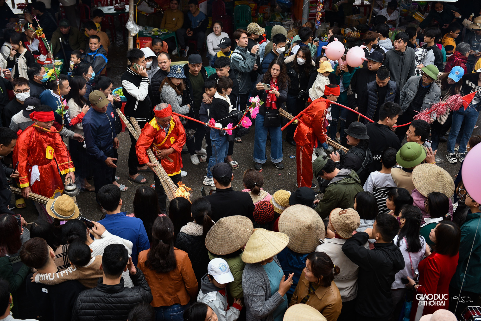 Cuộc thi thực chất là phản ánh lại tài thao lược nuôi quân của tướng quân Hoàng Văn Quảng. Trên đường hành quân vốn không có nhiều thời gian nên phải vừa đi vừa nấu, mà tham gia đánh giặc chỉ có đàn ông. Sau này tái hiện lại, các cụ vẫn giữ nguyên tinh thần chỉ tuyển đàn ông tham gia. Phụ nữ còn bị &apos;kiêng&apos; không được đến gần.