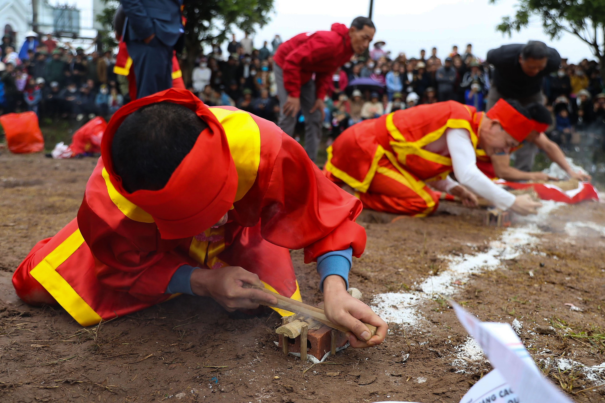 Điều đặc biệt là mâm cỗ thi này được thực hiện dựa vào sức người từ đầu đến cuối. Phụ nữ ở làng Ngọc Tiên vẫn được coi là &apos;sướng nhất vùng&apos; vì cuộc thi hoàn toàn do nam giới thực hiện.