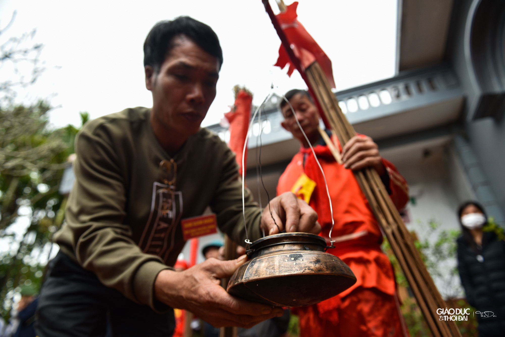 Phần thi địch hỏa được coi là gay cấn, lôi cuốn không chỉ đối với người dự thi, dân làng mà còn cả với khách thập phương tham dự. Hàng năm, hội thi thu hút rất nhiều nghệ sĩ nhiếp ảnh đến tham dự để ghi lại khoảnh khắc đẹp mắt.