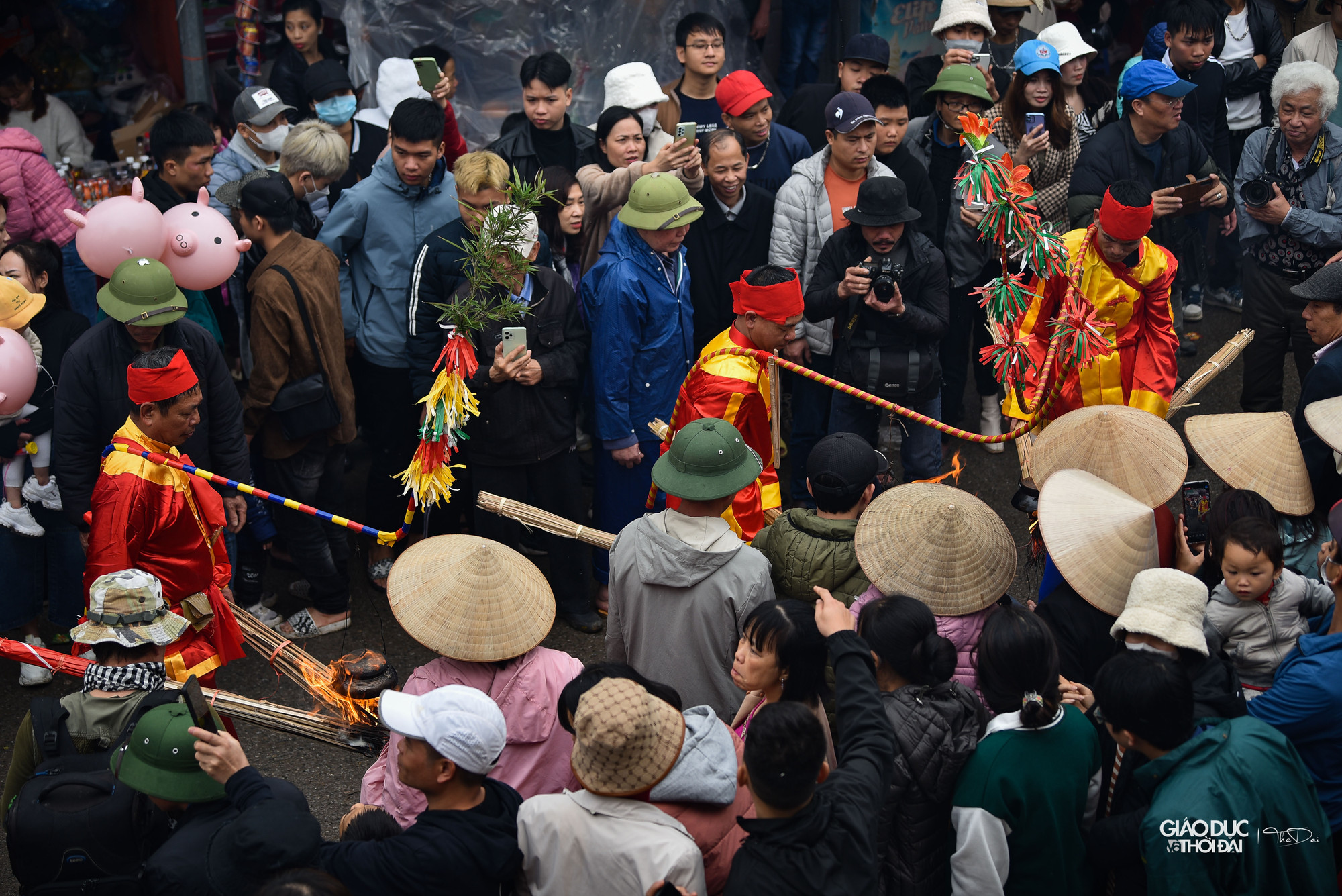 Cuộc thi thực chất là phản ánh lại tài thao lược nuôi quân của tướng quân Hoàng Văn Quảng. Trên đường hành quân vốn không có nhiều thời gian nên phải vừa đi vừa nấu, mà tham gia đánh giặc chỉ có đàn ông. Sau này tái hiện lại, các cụ vẫn giữ nguyên tinh thần chỉ tuyển đàn ông tham gia. Phụ nữ còn bị &apos;kiêng&apos; không được đến gần.
