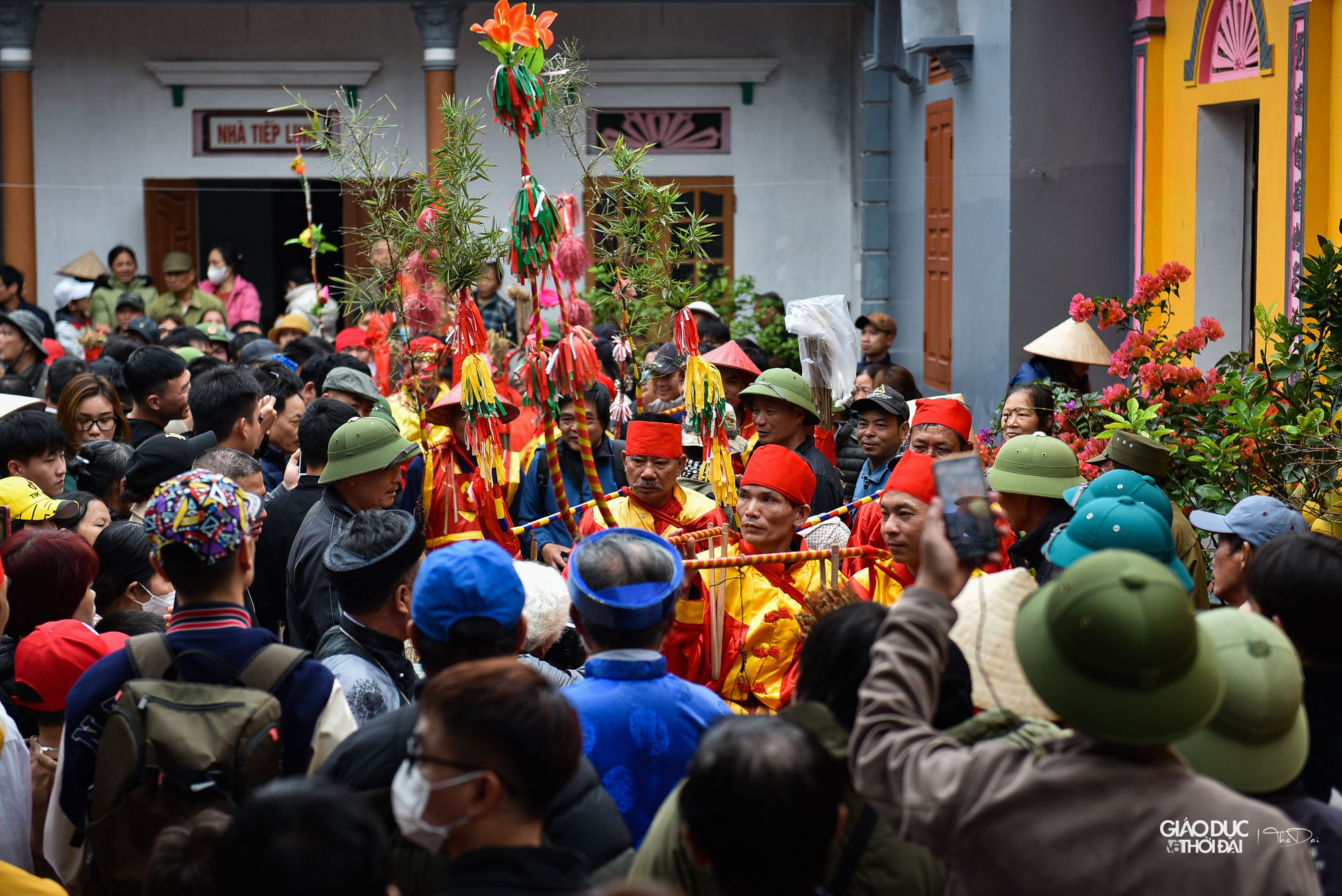 Phần thi địch hỏa được coi là gay cấn, lôi cuốn không chỉ đối với người dự thi, dân làng mà còn cả với khách thập phương tham dự. Hàng năm, hội thi thu hút rất nhiều nghệ sĩ nhiếp ảnh đến tham dự để ghi lại khoảnh khắc đẹp mắt.