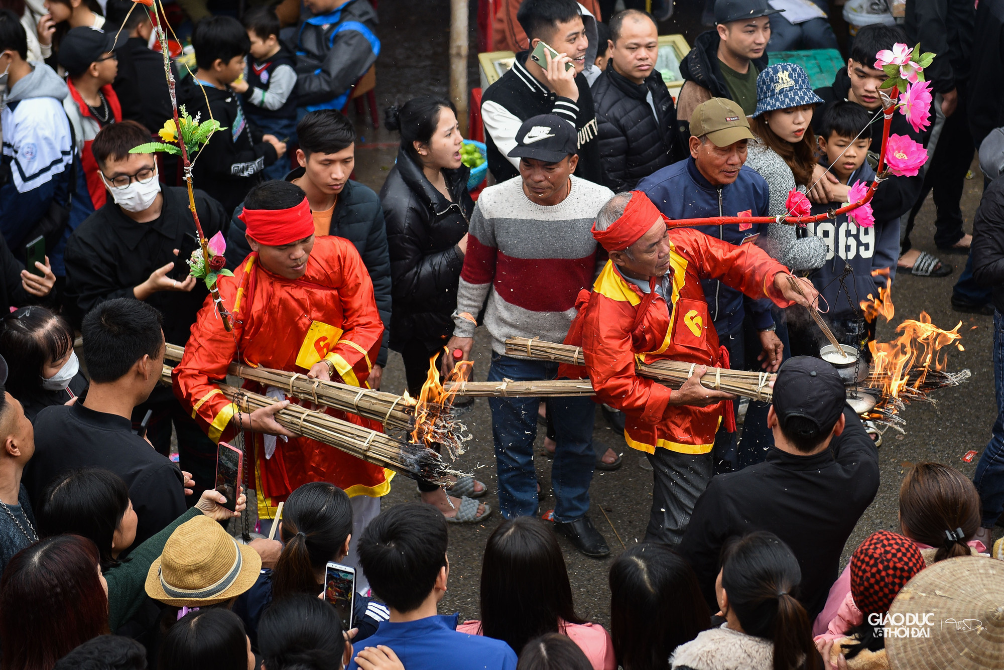 Điều đặc biệt hơn nữa là các trò chơi này chỉ có nam giới mới được tham gia, nữ giới chỉ đứng bên ngoài cổ vũ.
