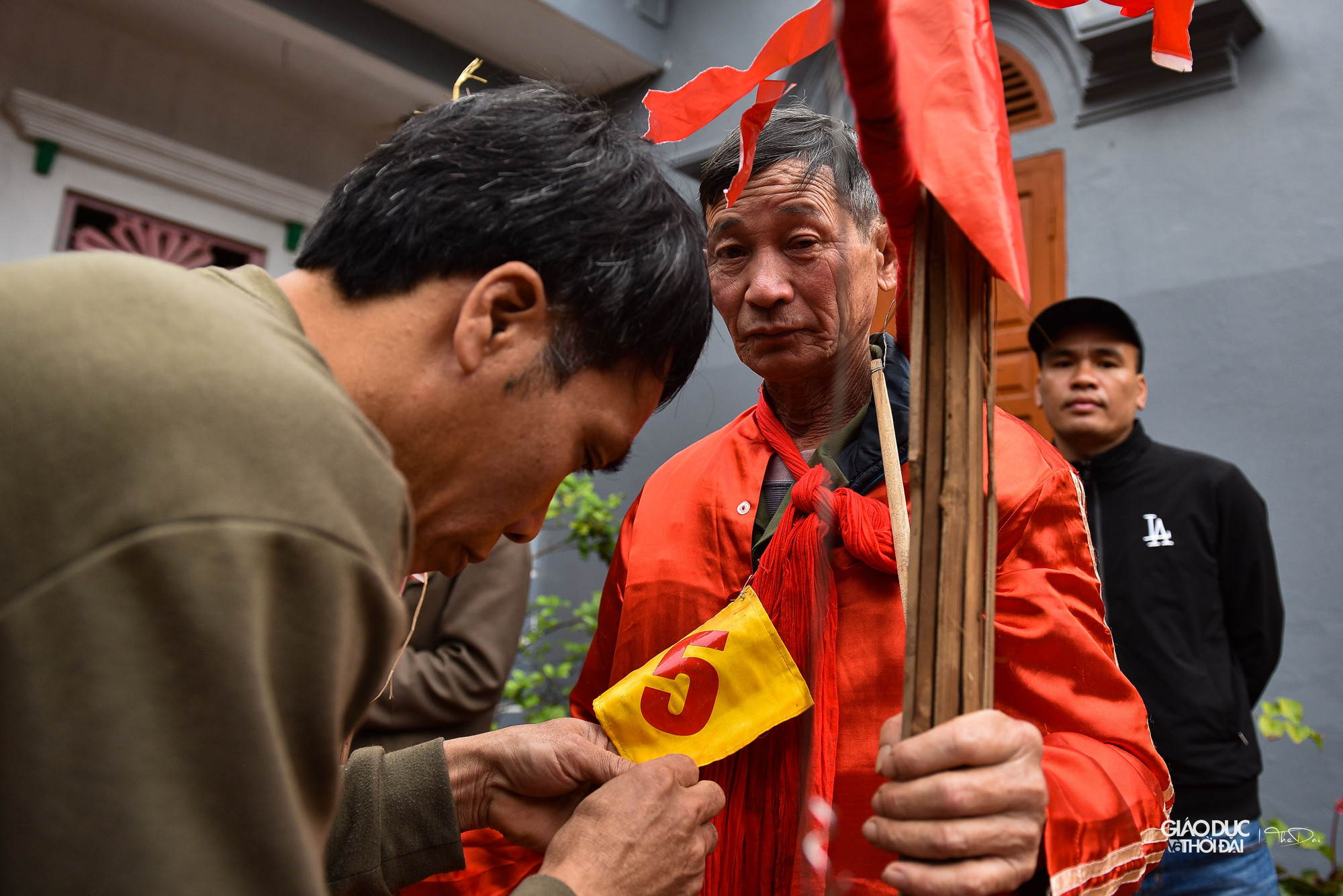 Phần thi địch hỏa được coi là gay cấn, lôi cuốn không chỉ đối với người dự thi, dân làng mà còn cả với khách thập phương tham dự. Hàng năm, hội thi thu hút rất nhiều nghệ sĩ nhiếp ảnh đến tham dự để ghi lại khoảnh khắc đẹp mắt.