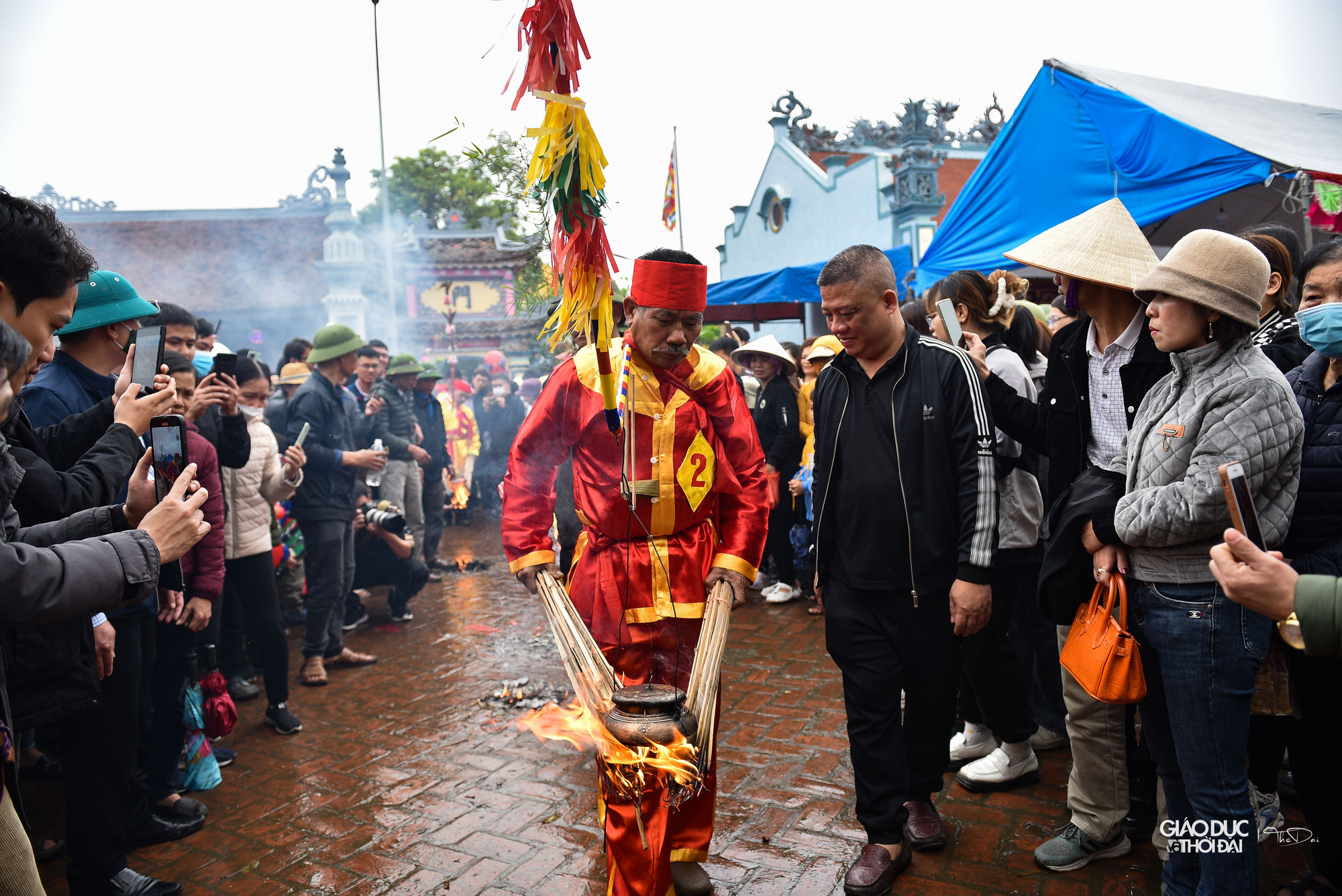 Phần nấu cơm cũng là phần thi &apos;độc nhất vô nhị&apos;. Gạo phải được tuyển lựa 10 hạt như một và được nấu trong niêu đồng. Người chơi gánh chiếc cần trúc được uốn cong hình chữ S, vừa gánh vừa điều khiển lửa để nấu chín gạo.
