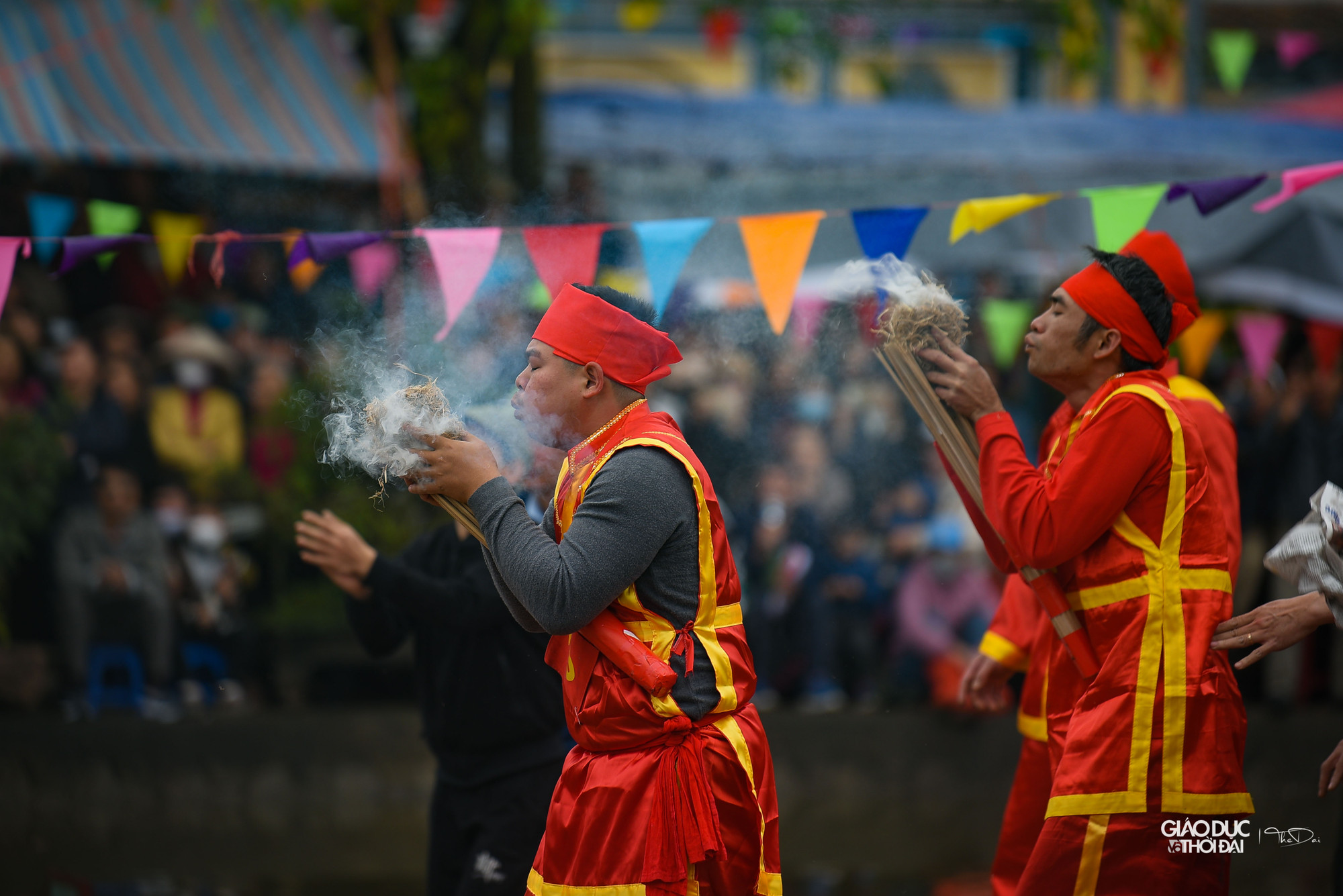 &apos;Việc đánh lửa chỉ diễn ra trong vòng chưa đến 1 phút, nhưng để đánh được lửa thì kỳ công vô cùng. Thanh tre để cọ lửa không phải là &apos;tre thường&apos; mà phải lấy từ cây tre chết bụi. Mang về ngâm nước rồi gác lên gác bếp hong trong vài tháng mới đạt. Còn bụi rơm để tiếp lửa cũng kỳ công không kém. Đó là bụi rơm được người dân dùng làm giẻ cọ chân mỗi khi đi làm nông về. Cọ lâu ngày nên túm rơm xơ ra. Sau đó đem vùi xuống bùn để hấp thụ khí phốt-pho. Sau đó mang phơi khô để chờ đến ngày mở hội thi. Phải có các công đoạn này thì khi đánh lửa mới nhanh lên&apos; - Cụ Oanh, thành viên ban tổ chức nói.