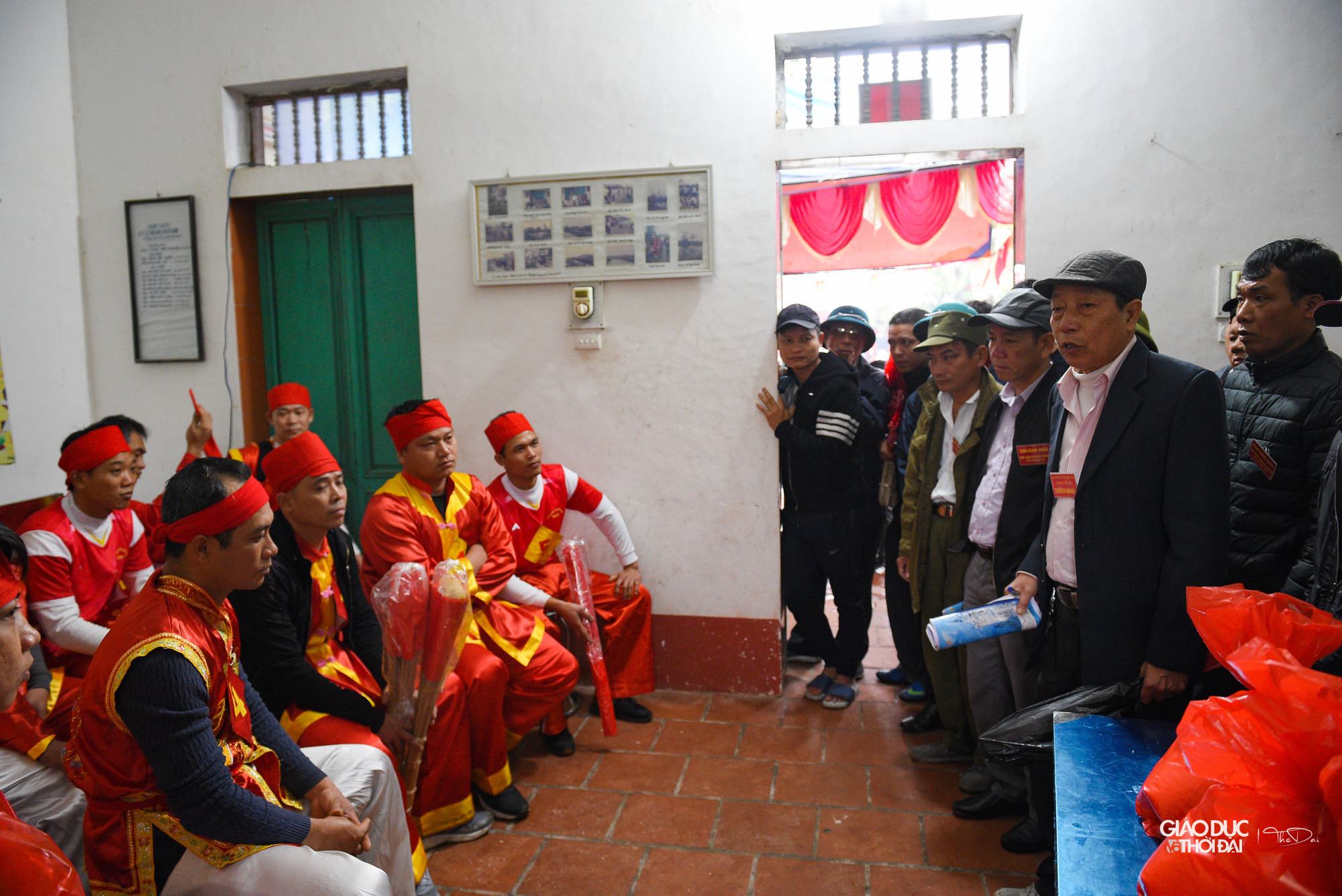 Theo các cụ trong làng, cuộc thi đánh lửa thổi cơm, thao diễn lại tài thao lược nuôi quân của ông cha thuở xưa theo tướng quân Hoàng Văn Quảng (thời Hậu Lê) đi đánh giặc, bảo vệ quê hương đất nước.