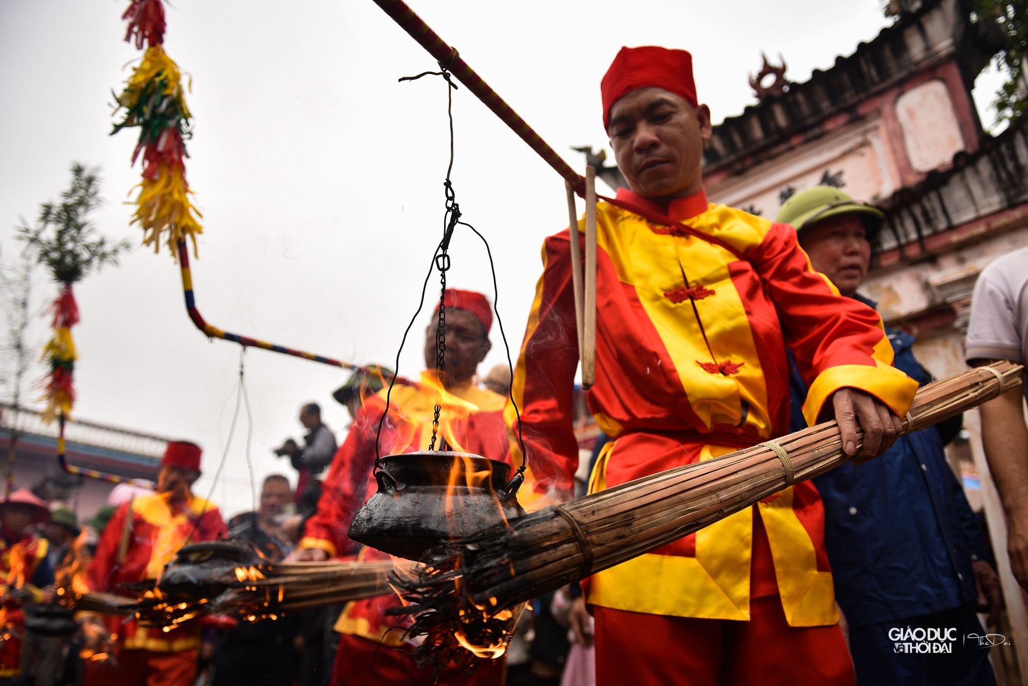 Quãng đường dài hơn 100m những người đàn ông Ngọc Tiên đã nấu cơm chín sẵn sàng cho mâm cỗ chay dâng lên Thành Hoàng.