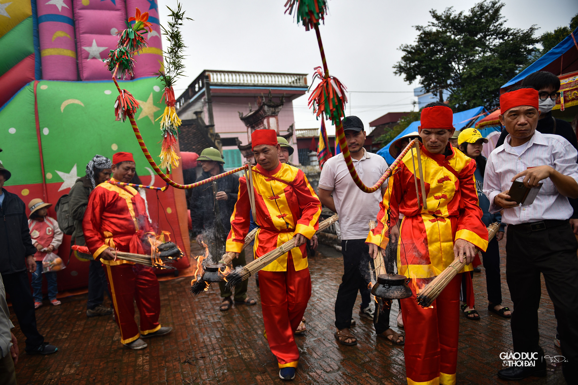 Cuộc thi thực chất là phản ánh lại tài thao lược nuôi quân của tướng quân Hoàng Văn Quảng. Trên đường hành quân vốn không có nhiều thời gian nên phải vừa đi vừa nấu, mà tham gia đánh giặc chỉ có đàn ông. Sau này tái hiện lại, các cụ vẫn giữ nguyên tinh thần chỉ tuyển đàn ông tham gia. Phụ nữ còn bị &apos;kiêng&apos; không được đến gần.