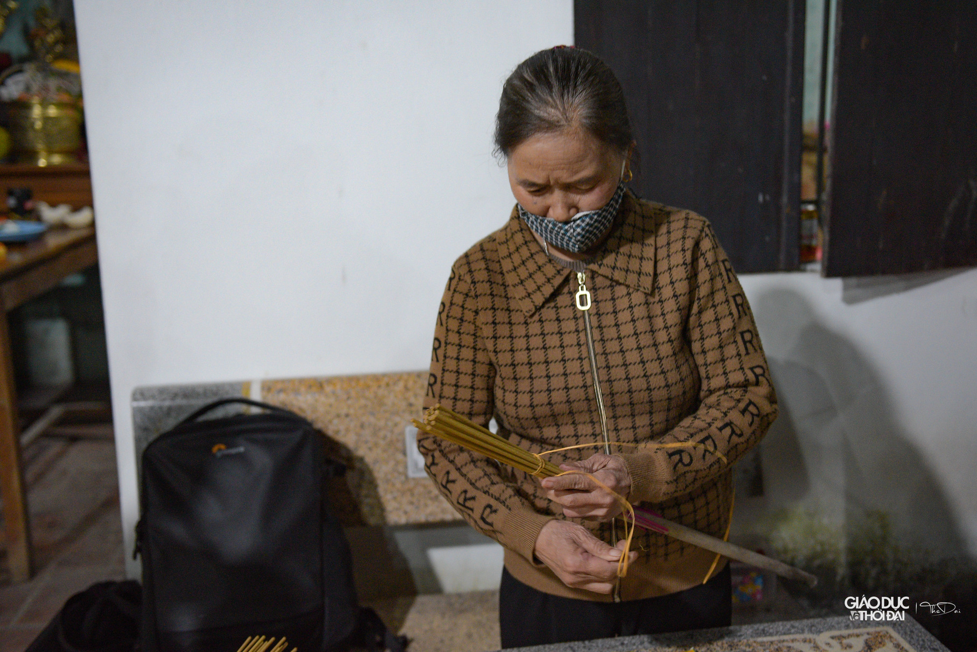 Toàn bộ vàng mã, hương, hoa quả,… được phúng lên đình trong dịp Tết sẽ được đem đốt và phân phát cho người dân.