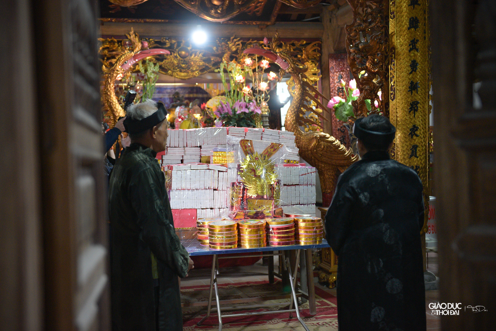 Vào ngày này, đến 21h, khi các bậc cao niên nổi trống, mọi người sẽ kéo nhau ra đình làng để chia lộc làng, &apos;lấy đỏ&apos;.