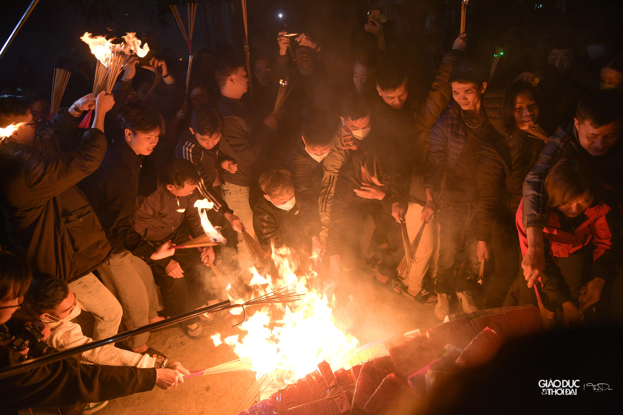 Đợi các nghi thức của lễ kết thúc, mọi người trong làng từ người lớn, thanh niên, trẻ con, người già... sẽ xin lửa với quan niệm lấy lửa từ đình làng mang về cắm tại nhà sẽ đem lại may mắn, tài lộc cho gia đình trong năm mới.