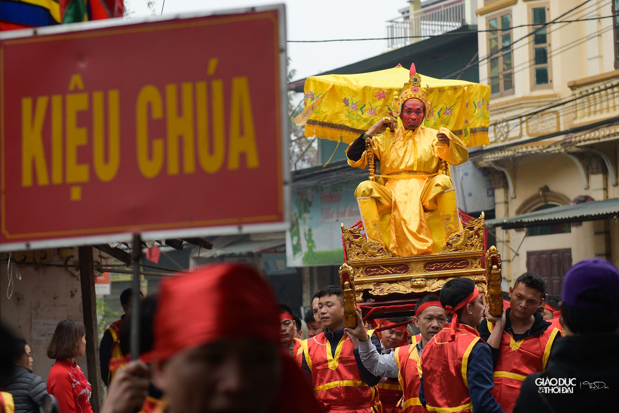 Nhà vua vốn không biết làm thế nào để tiêu diệt yêu tinh, bèn lập đài cầu khẩn thần linh. Lúc này, Huyền Thiên Chấn Vũ sai thần Kim Quy hiện ra mách kế chém giết tinh gà trắng để việc xây thành có thể được hoàn thành.