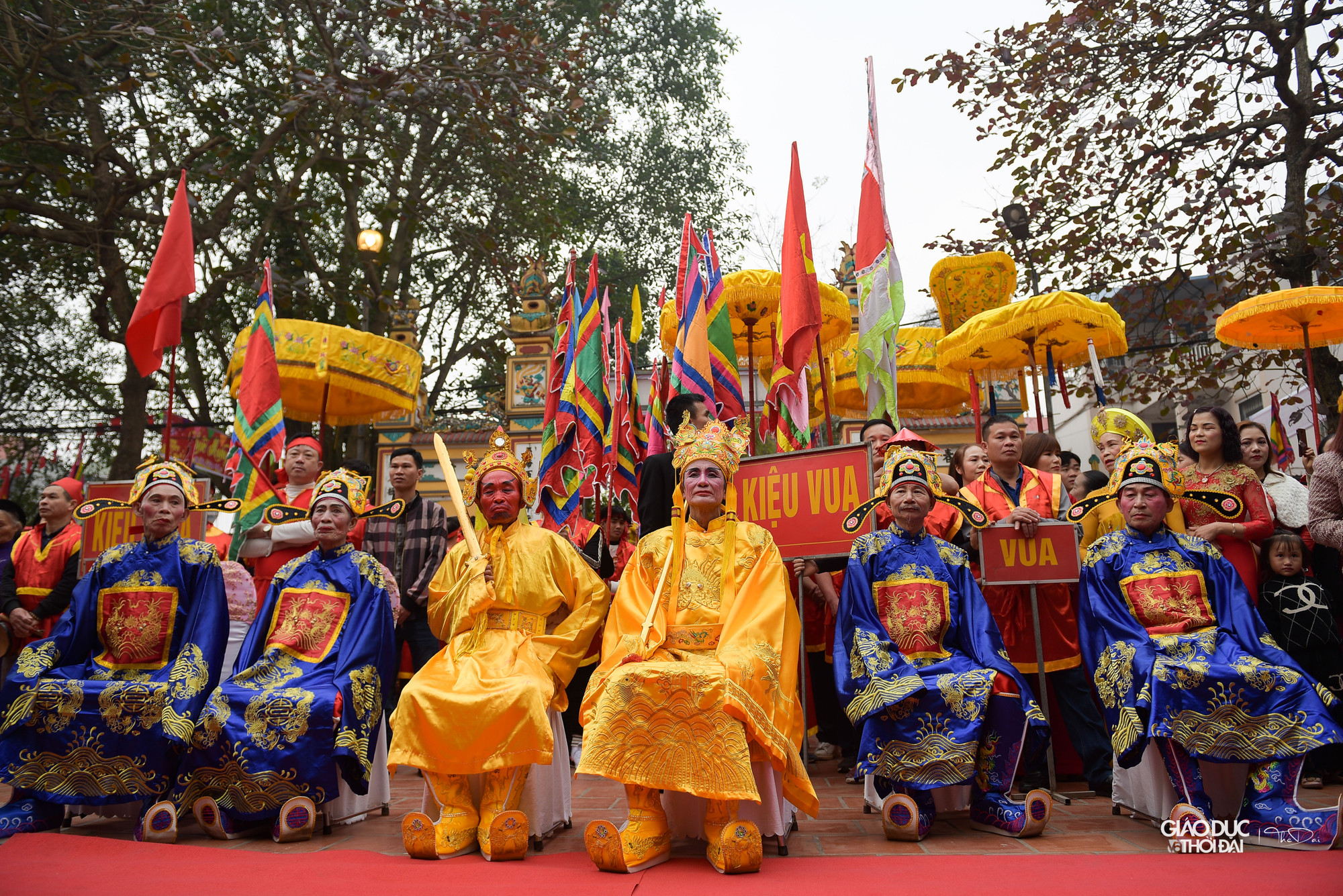 Khác với nhiều lễ hội khác, &apos;Vua&apos; đền Sái là người thật, mặc áo long bào, không phải đeo mặt nạ hay rước kiệu tượng trưng.