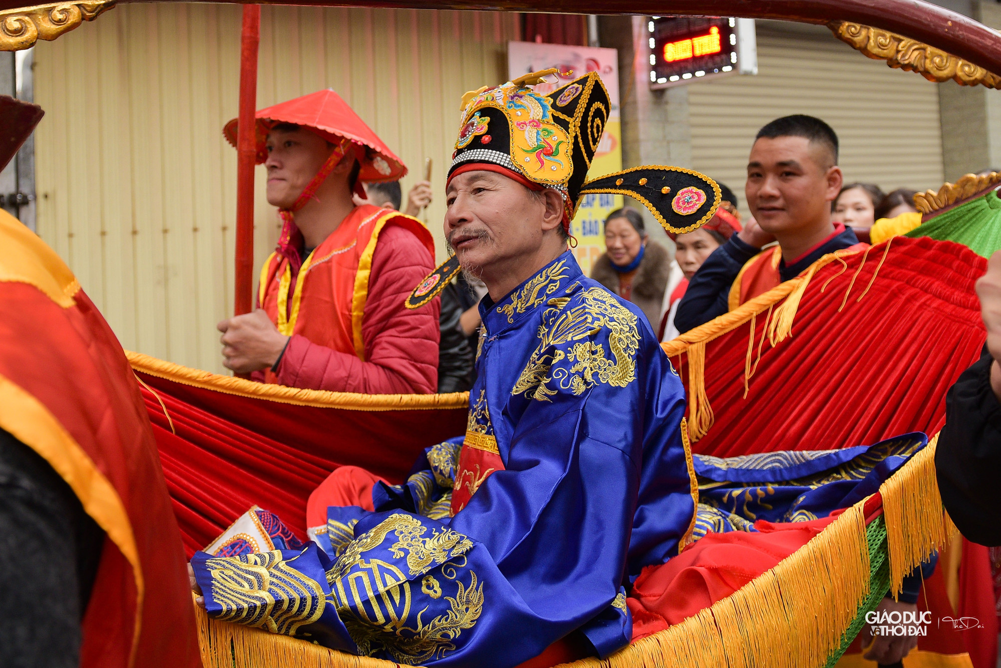 Bên cạnh vai Vua và Chúa, người dân Thụy Lôi còn rước kiệu võng 4 vị quan Thị vệ, quan Tán lý, quan Đề lĩnh và quan Trấn thủ cùng các thê thiếp, con cháu của họ. Những người trên 60 tuổi được lựa chọn đóng vai này.