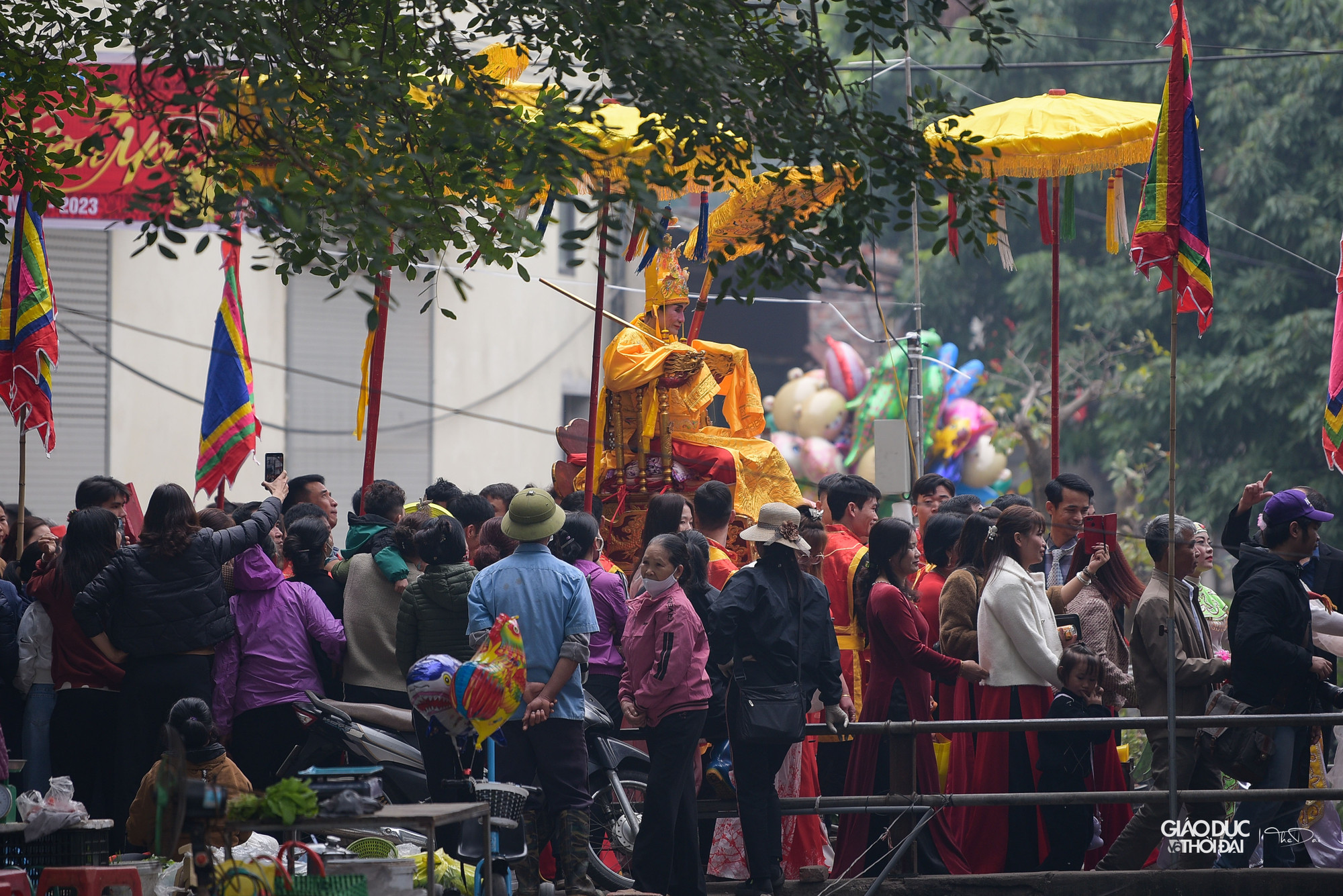 Đoàn rước vừa đi vừa quay kiệu, liên tục nâng lên hạ xuống kiểu tung hứng, &apos;Chúa&apos; ngồi trên được đeo dây bảo hiểm.