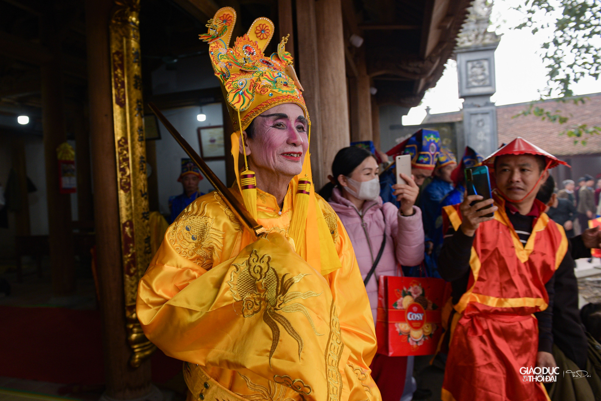 Lễ rước chính kéo dài hơn 4 tiếng kết thúc, &apos;Vua&apos;, &apos;Chúa&apos; cùng các đại thần sẽ làm lễ tại đình làng Thụy Lôi.