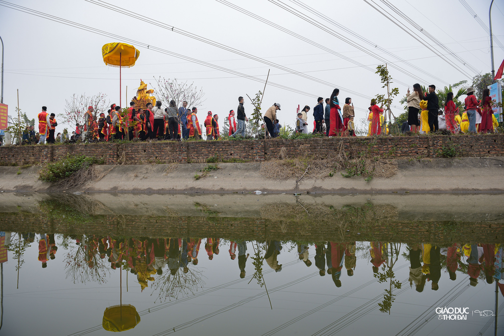 Lễ hội Đền Sái thu hút đông đảo người dân đến xem.