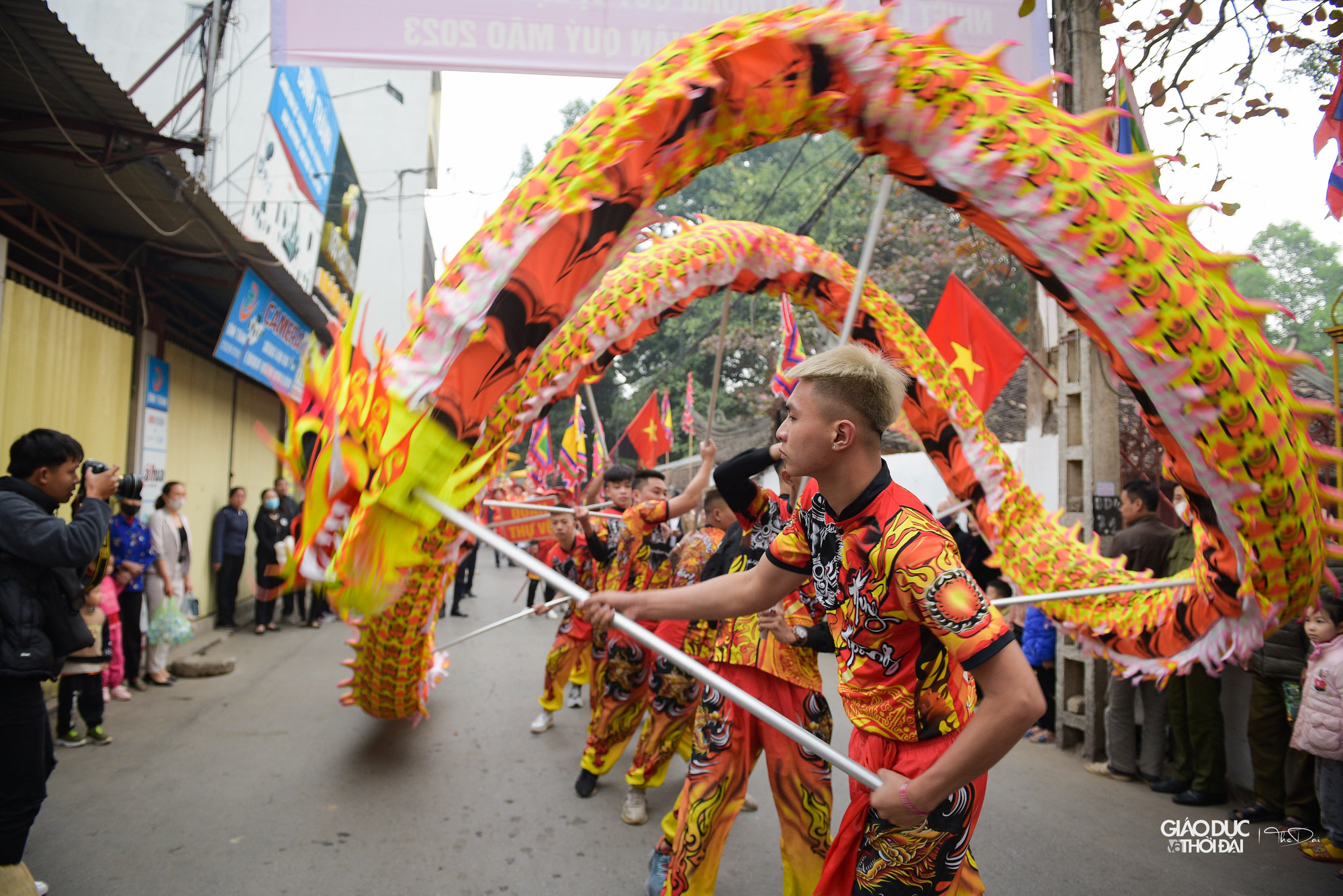 Lễ hội Đền Sái có nguồn gốc gắn liền với điển tích vua An Dương Vương xây thành Cổ Loa. Tương truyền rằng trong suốt quá trình nhà vua xây thành, cứ đều đặn ngày đắp đêm lại bị đổ nên mãi mà thành vẫn chưa thể xây xong. Việc này là do yêu ma Bạch Kê Tinh phá hoại.
