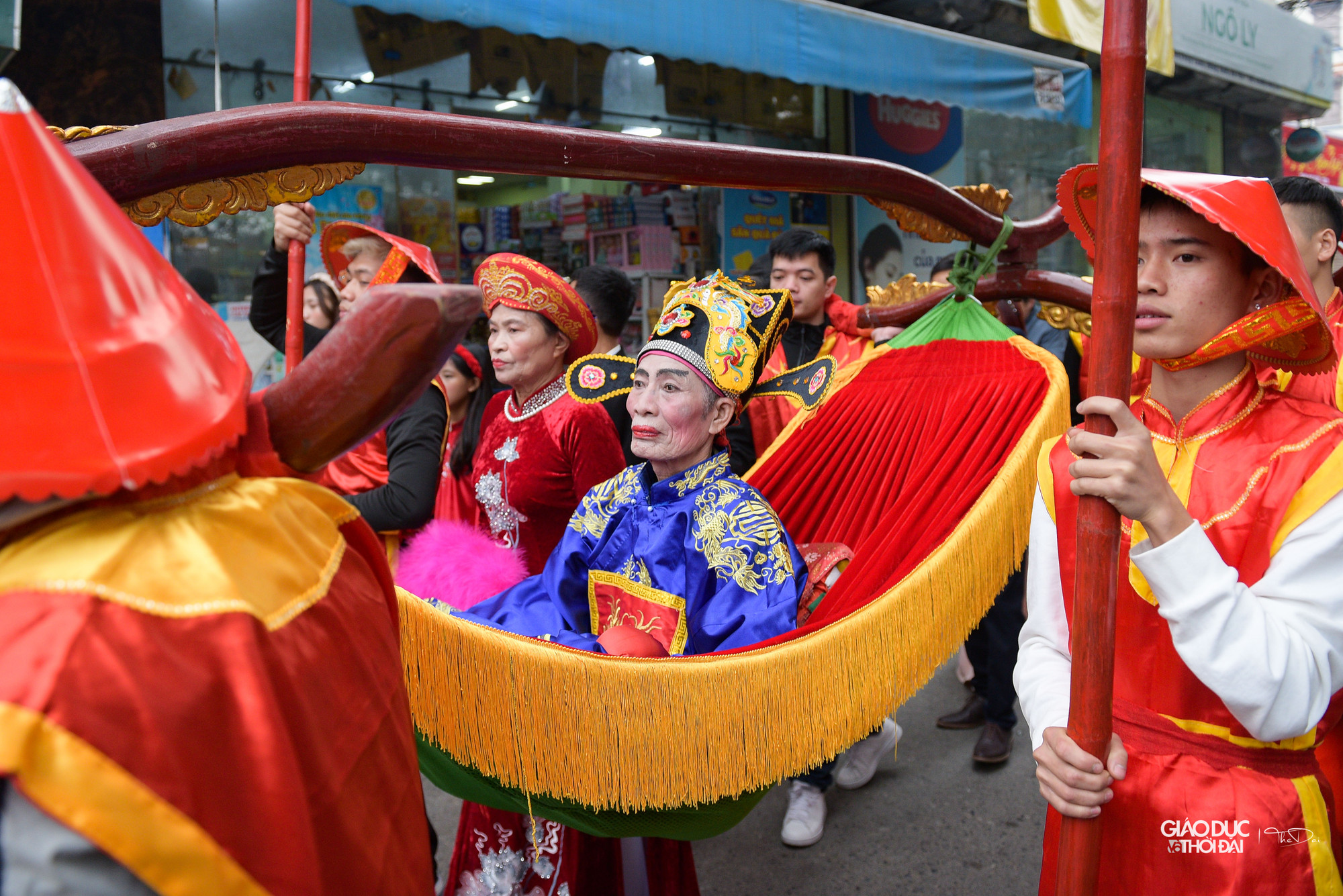 Bên cạnh vai Vua và Chúa, người dân Thụy Lôi còn rước kiệu võng 4 vị quan Thị vệ, quan Tán lý, quan Đề lĩnh và quan Trấn thủ cùng các thê thiếp, con cháu của họ. Những người trên 60 tuổi được lựa chọn đóng vai này.