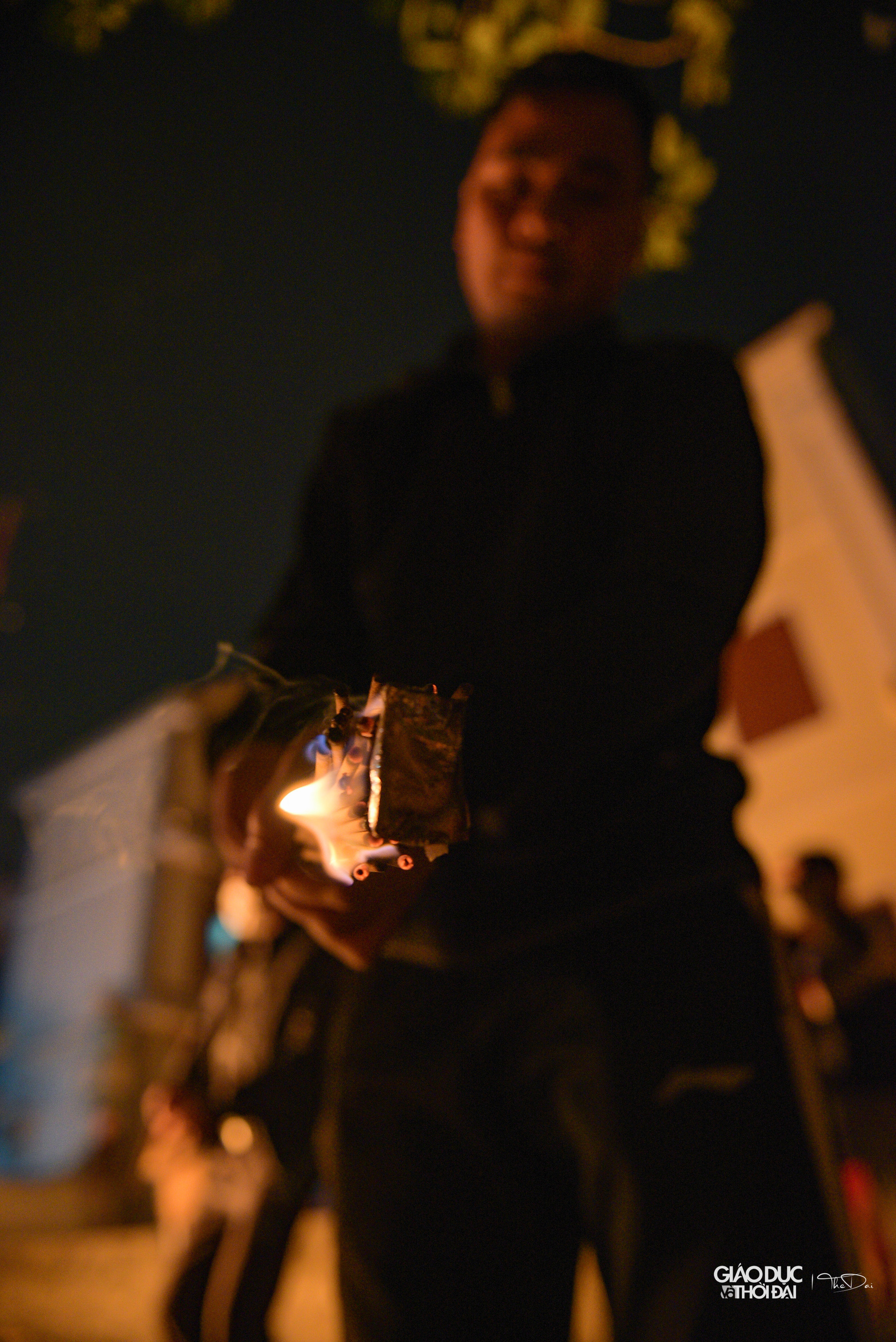 Mọi người thường vun lửa cho nhau, người ở trong sẽ đưa lửa cho người ở ngoài để thể hiện tình làng nghĩa xóm.