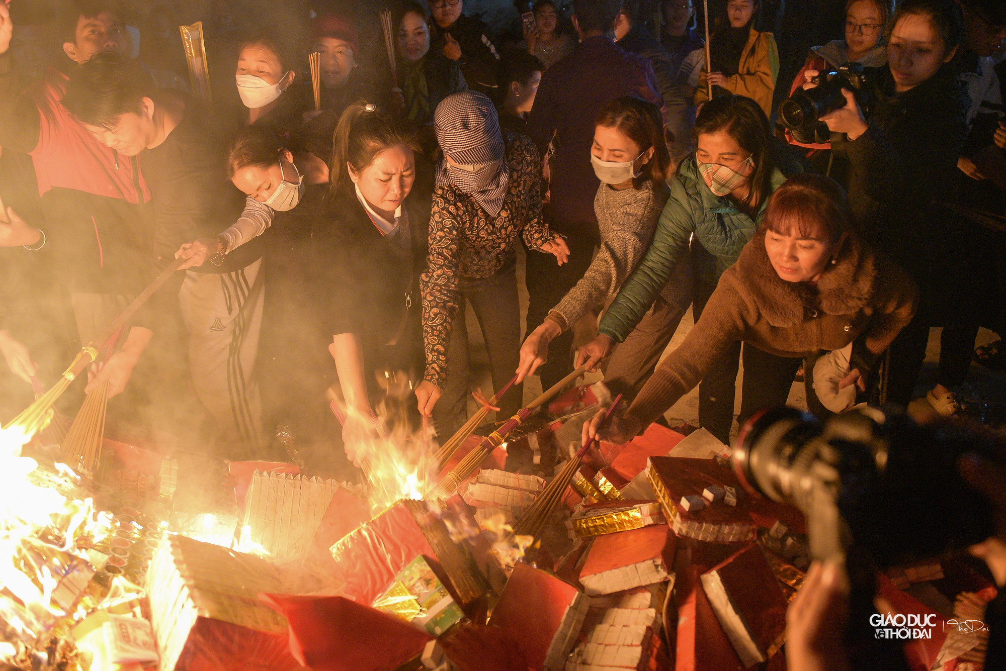 Vây quanh lấy lửa, hưởng lộc.