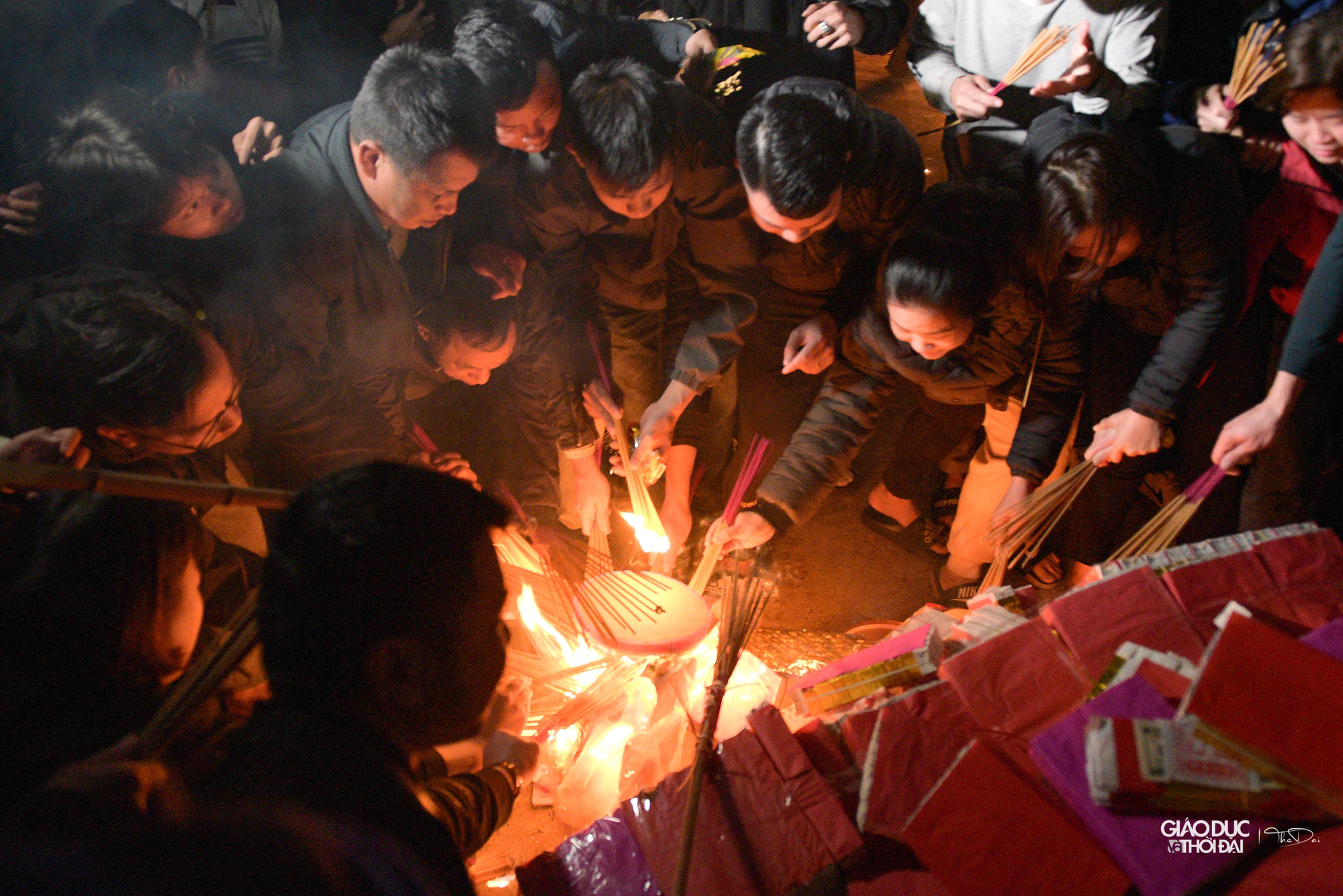 Đợi các nghi thức của lễ kết thúc, mọi người trong làng từ người lớn, thanh niên, trẻ con, người già... sẽ xin lửa với quan niệm lấy lửa từ đình làng mang về cắm tại nhà sẽ đem lại may mắn, tài lộc cho gia đình trong năm mới.