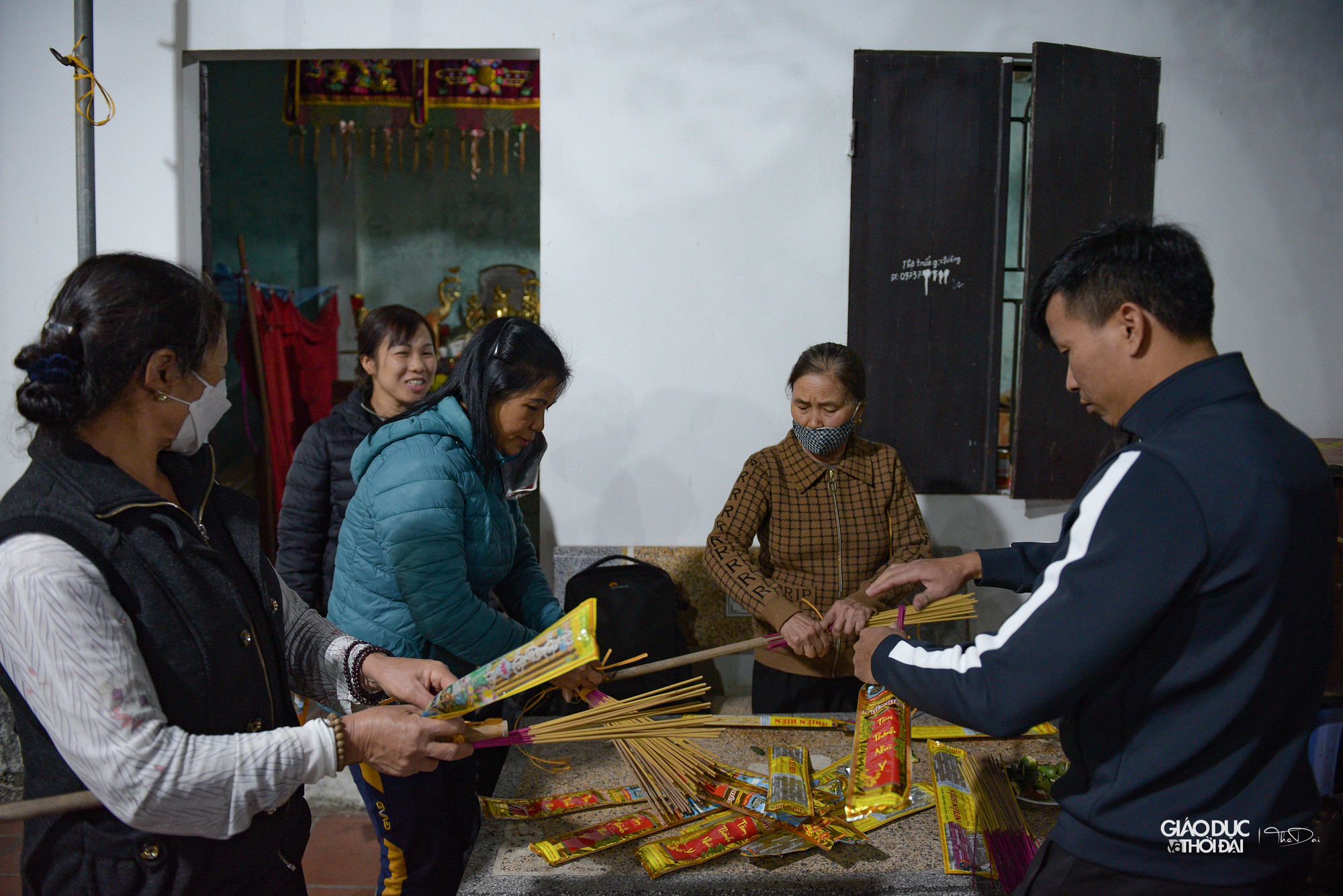 Toàn bộ vàng mã, hương, hoa quả,… được phúng lên đình trong dịp Tết sẽ được đem đốt và phân phát cho người dân.