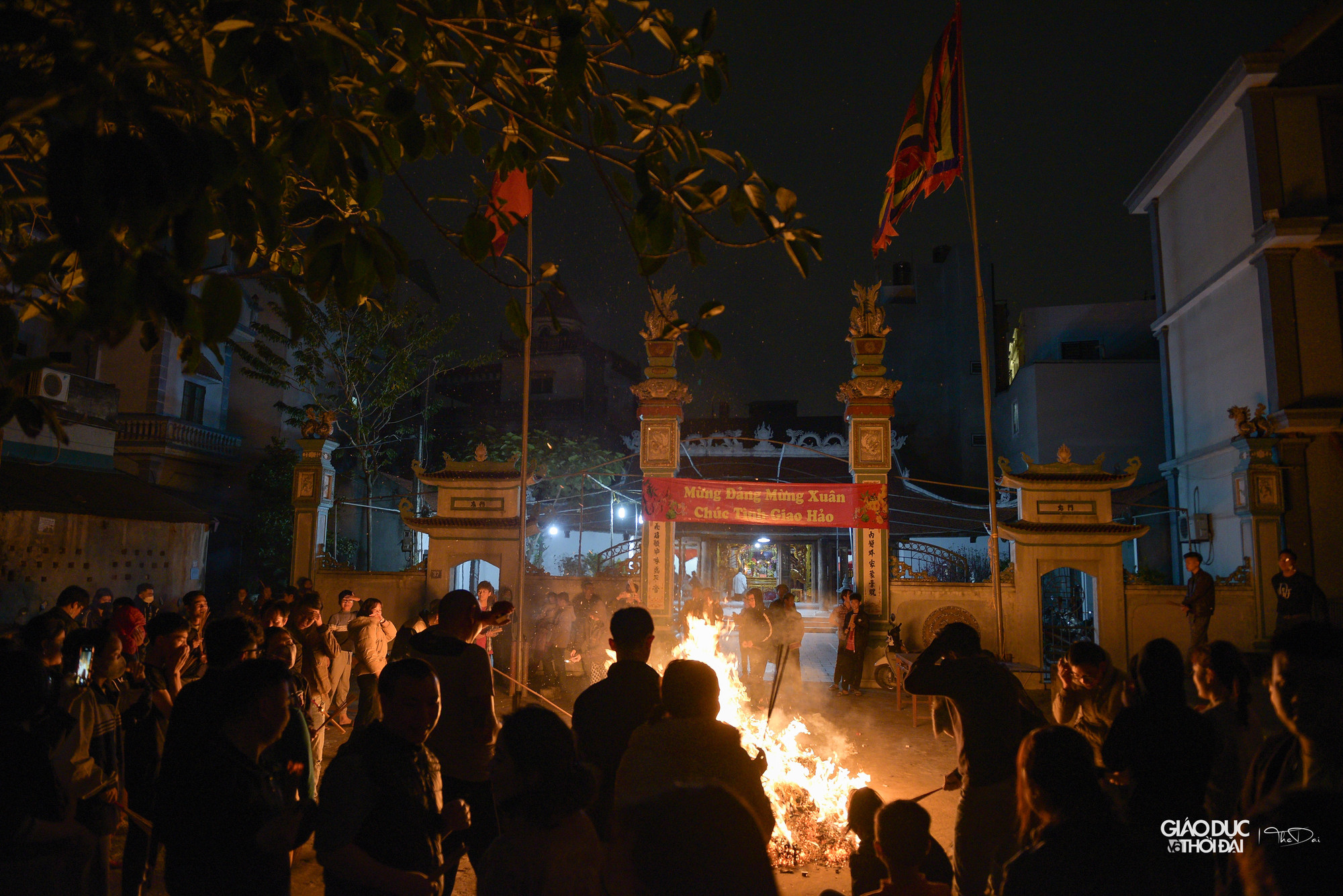 Nét khác biệt của &apos;lấy đỏ&apos; là ai cũng muốn xin lộc nhưng không hề xảy ra chuyện tranh giành như ở nhiều lễ hội khác.