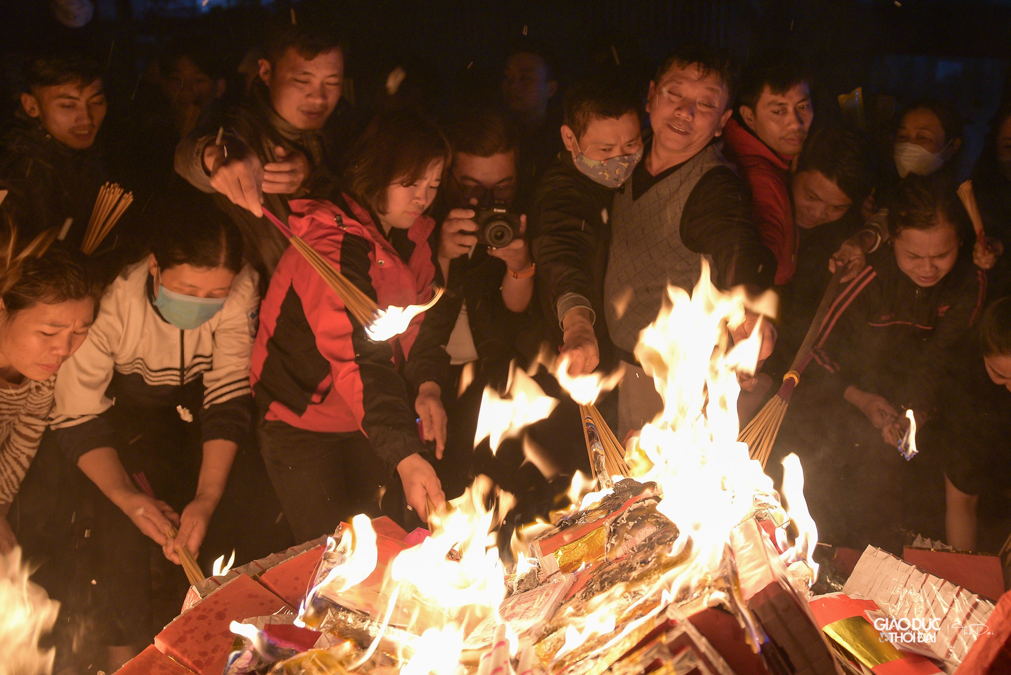 Đợi các nghi thức của lễ kết thúc, mọi người trong làng từ người lớn, thanh niên, trẻ con, người già... sẽ xin lửa với quan niệm lấy lửa từ đình làng mang về cắm tại nhà sẽ đem lại may mắn, tài lộc cho gia đình trong năm mới.