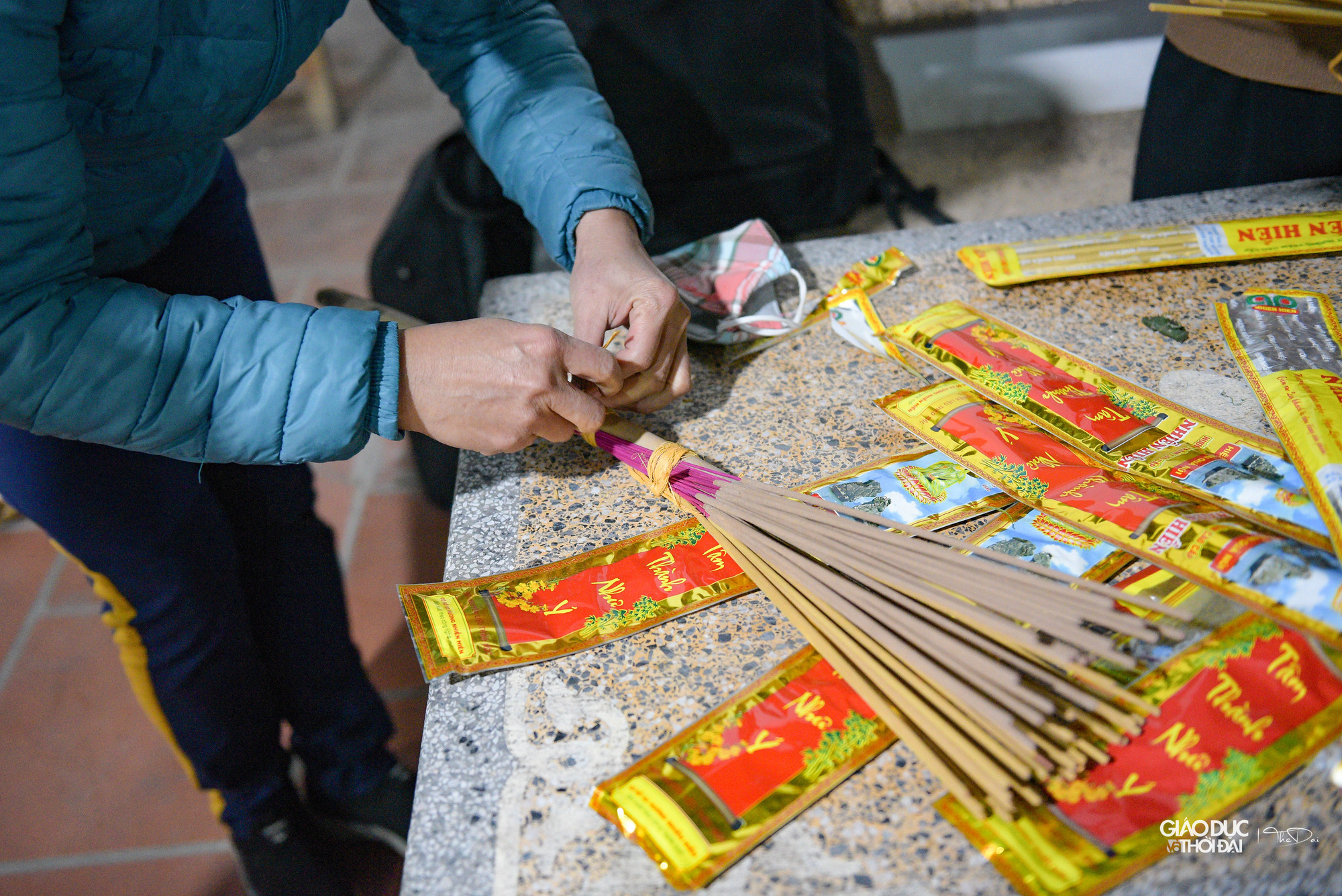 Toàn bộ vàng mã, hương, hoa quả,… được phúng lên đình trong dịp Tết sẽ được đem đốt và phân phát cho người dân.