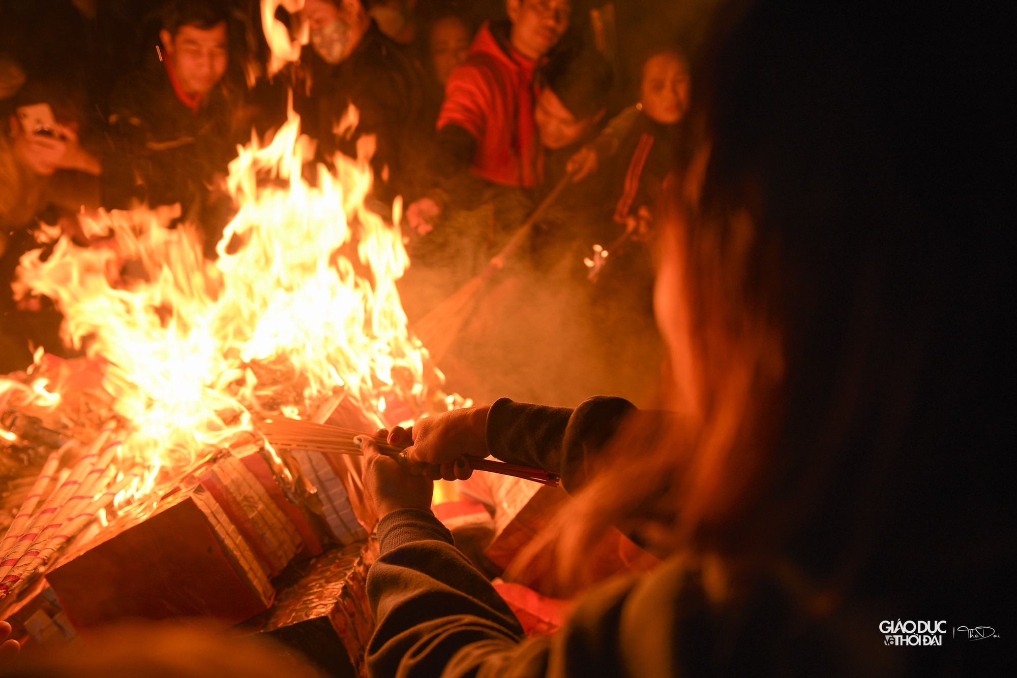 Sau khi &apos;lấy đỏ&apos;, mọi người dân làng An Định đem về để cắm lên bàn thờ với hi vọng một năm may mắn, tài lộc.