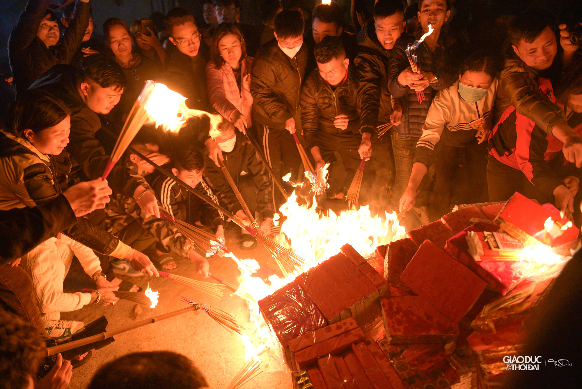 Đợi các nghi thức của lễ kết thúc, mọi người trong làng từ người lớn, thanh niên, trẻ con, người già... sẽ xin lửa với quan niệm lấy lửa từ đình làng mang về cắm tại nhà sẽ đem lại may mắn, tài lộc cho gia đình trong năm mới.