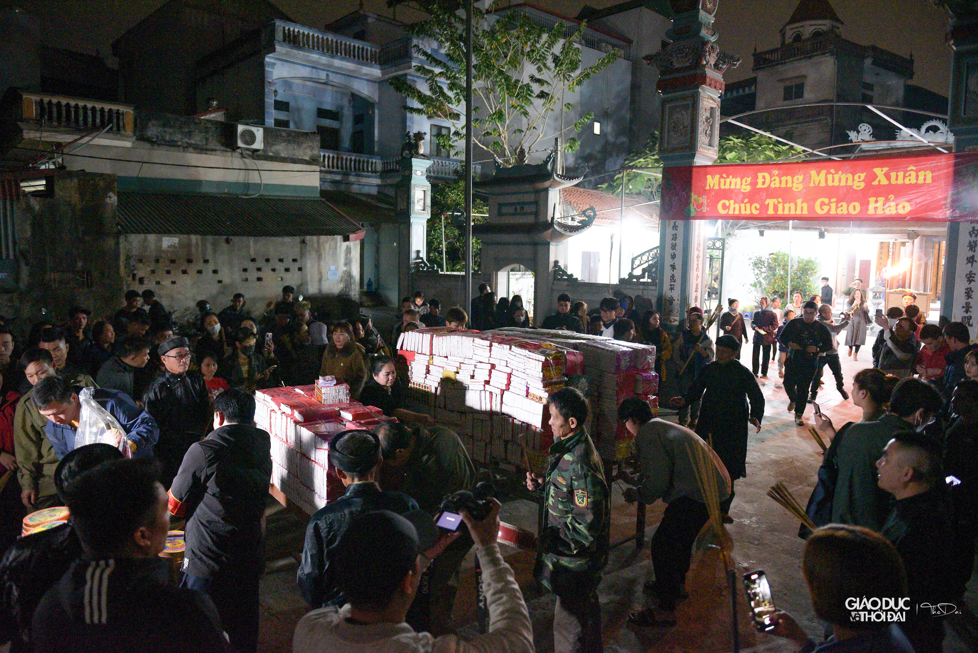 Tất cả vàng mã được đưa ra sân đình. Lửa mồi được lấy trên ban thờ bằng một cây sào dài.