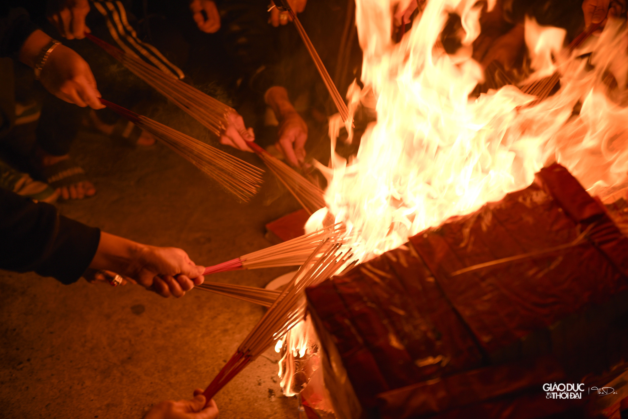 Người dân quan niệm, lấy được lửa từ đình làng về tức là lấy được lộc mà Thành Hoàng làng ban cho.