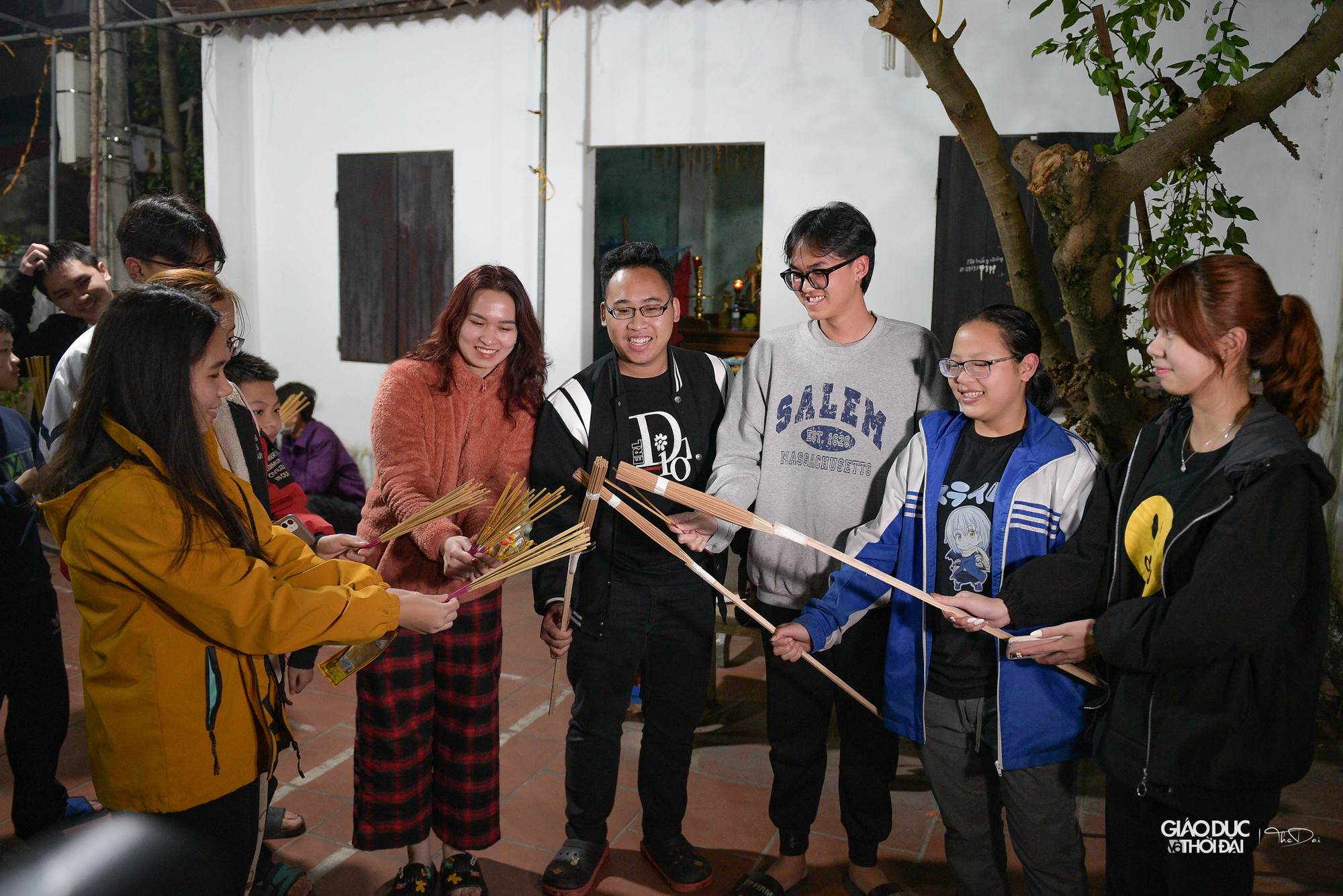 Tục lệ &apos;xin đỏ&apos; được tổ chức ngày 11/1 Âm lịch hàng năm để xin lửa cầu may mắn, tài lộc cho gia đình trong năm mới.