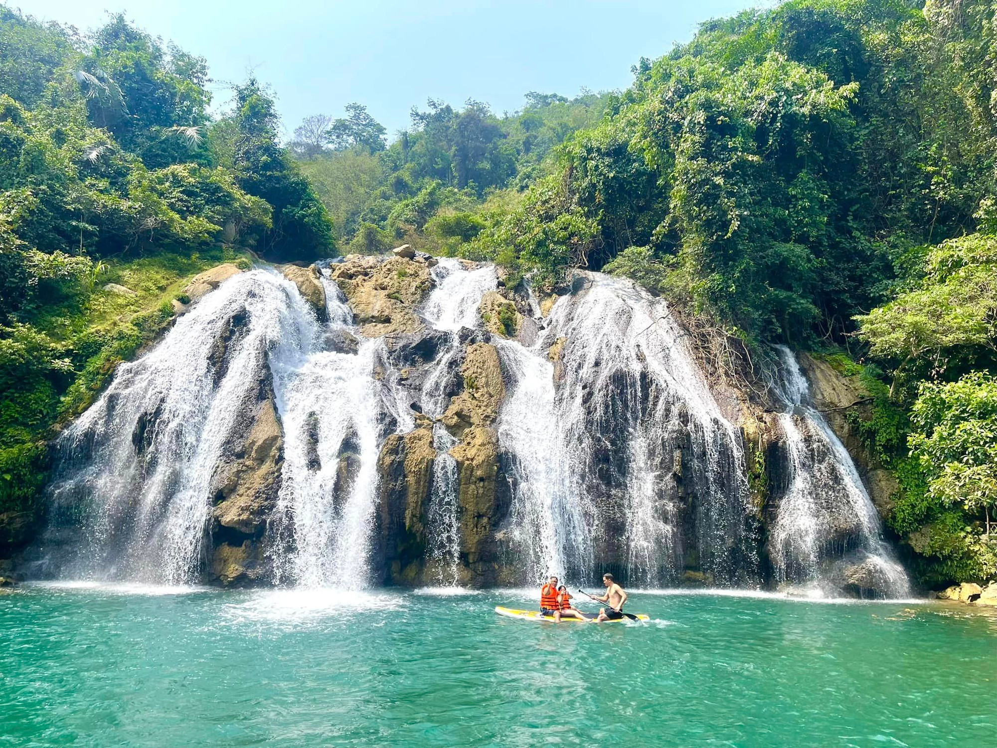 Thác Tà Puồng (xã Hướng Việt, huyện Hướng Hóa, tỉnh Quảng Trị) được thiên nhiên ban tặng cảnh quan tuyệt đẹp, với thác nước từ trên cao đổ xuống mát rượi. Đây là điểm dừng chân lý tưởng của người dân địa phương và du khách để nghỉ ngơi, thư giãn. Thác Tà Puồng (xã Hướng Việt, huyện Hướng Hóa, tỉnh Quảng Trị) được thiên nhiên ban tặng cảnh quan tuyệt đẹp, với thác nước từ trên cao đổ xuống mát rượi. Đây là điểm dừng chân lý tưởng của người dân địa phương và du khách để nghỉ ngơi, thư giãn.