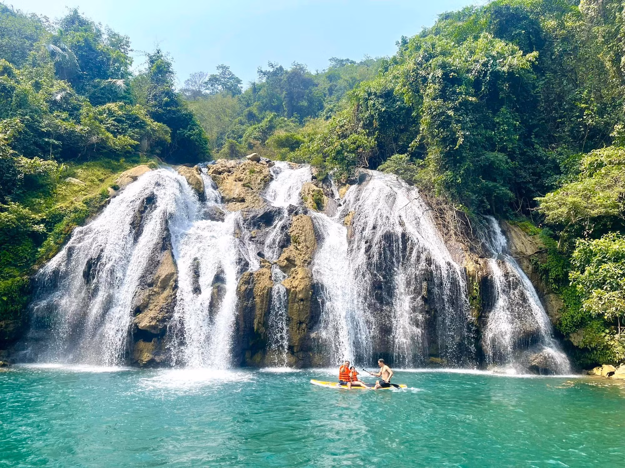 Thác Tà Puồng (xã Hướng Việt, huyện Hướng Hóa, tỉnh Quảng Trị) được thiên nhiên ban tặng cảnh quan tuyệt đẹp, với thác nước từ trên cao đổ xuống mát rượi. Đây là điểm dừng chân lý tưởng của người dân địa phương và du khách để nghỉ ngơi, thư giãn.