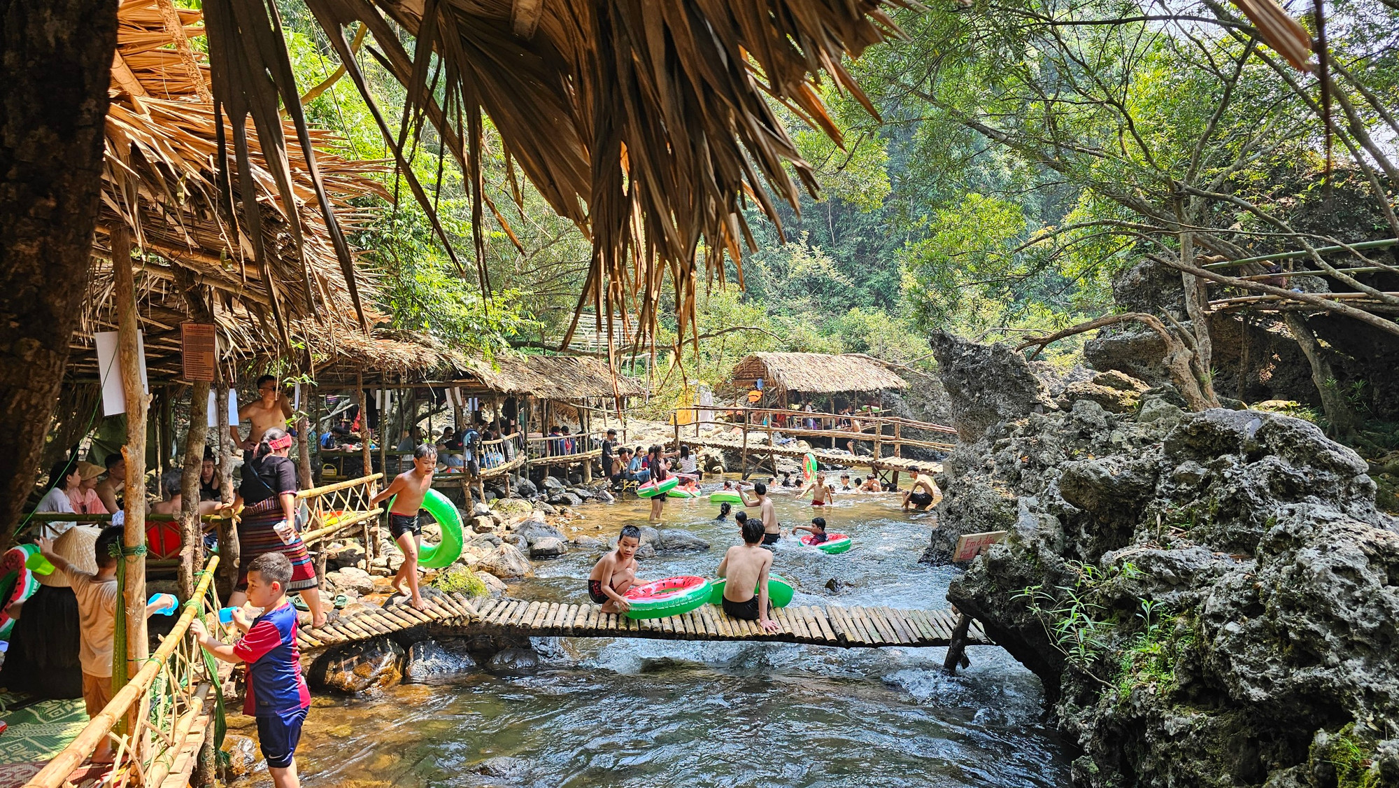 Nhờ khai thác du lịch, người dân Vân Kiều phía Tây Quảng Trị có thêm nguồn thu nhập để trang trải cuộc sống. Nhờ khai thác du lịch, người dân Vân Kiều phía Tây Quảng Trị có thêm nguồn thu nhập để trang trải cuộc sống.