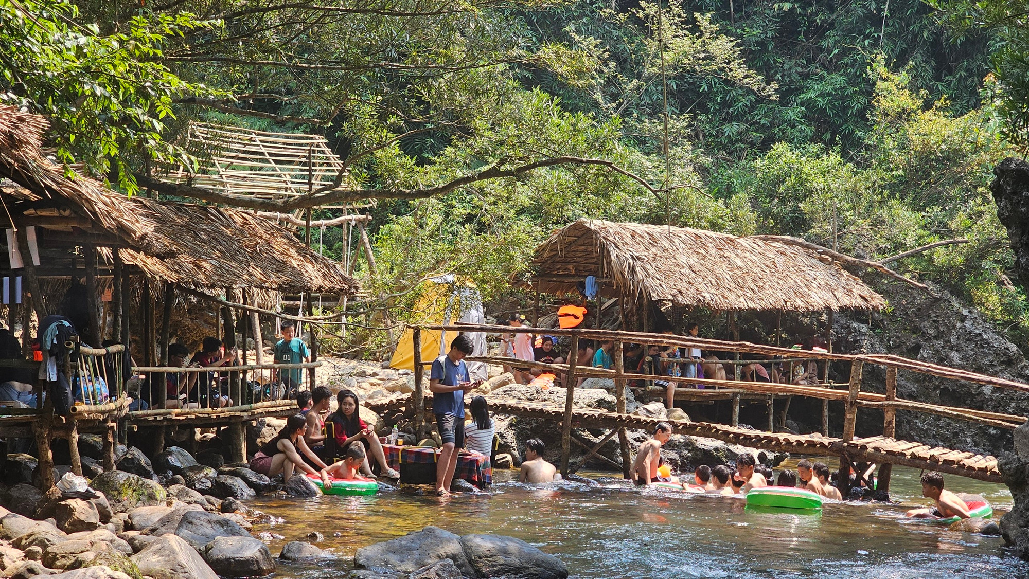 Hai năm gần đây, suối A Lao do người dân Vân Kiều khai thác du lịch, trở thành điểm đến hấp dẫn với du khách. Hai năm gần đây, suối A Lao do người dân Vân Kiều khai thác du lịch, trở thành điểm đến hấp dẫn với du khách.