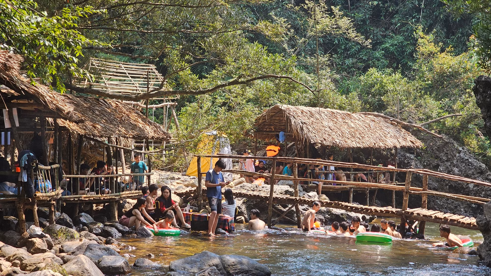 Hai năm gần đây, suối A Lao do người dân Vân Kiều khai thác du lịch, trở thành điểm đến hấp dẫn với du khách.