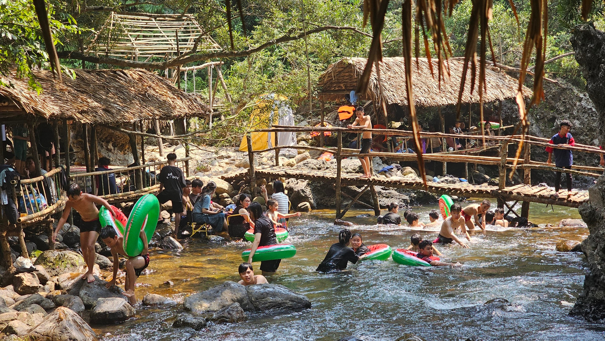 Suối A Lao ở thôn Tà Lao, xã Tà Long, huyện Đakrông những ngày qua thu hút nhiều du khách đến nghỉ mát, thưởng thức ẩm thực. Suối A Lao ở thôn Tà Lao, xã Tà Long, huyện Đakrông những ngày qua thu hút nhiều du khách đến nghỉ mát, thưởng thức ẩm thực.