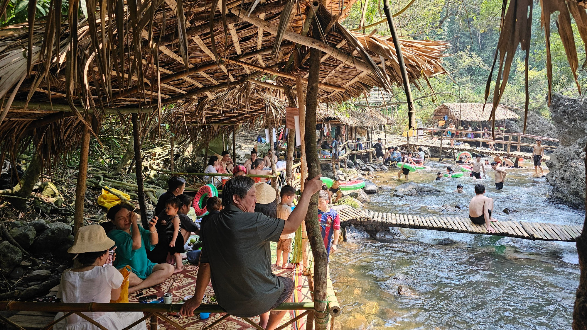 Những ngày qua, suối A Lao đón hàng nghìn du khách đến nghỉ ngơi, thư giãn. Những ngày qua, suối A Lao đón hàng nghìn du khách đến nghỉ ngơi, thư giãn.