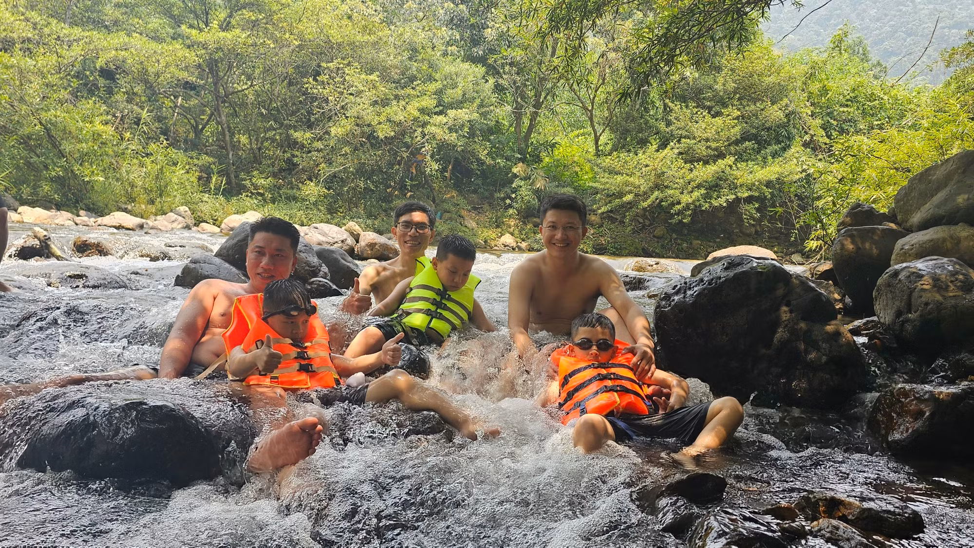 Nhiều gia đình chọn đến nghỉ ngơi tại những thác nước hoang sơ để được hòa mình vào thiên nhiên thay vì đến các khu nghỉ dưỡng.