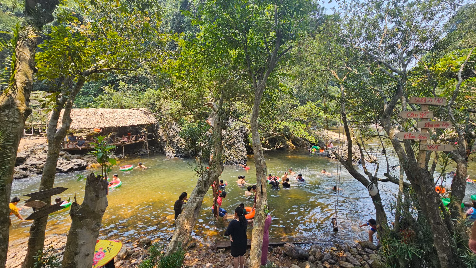 Đông đảo người dân tập trung về suối A Lao để tắm và thư giãn.