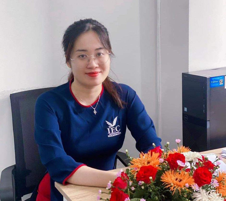 Nét đẹp dịu dàng của cô giáo Phương Thảo trong trang phục của trường.