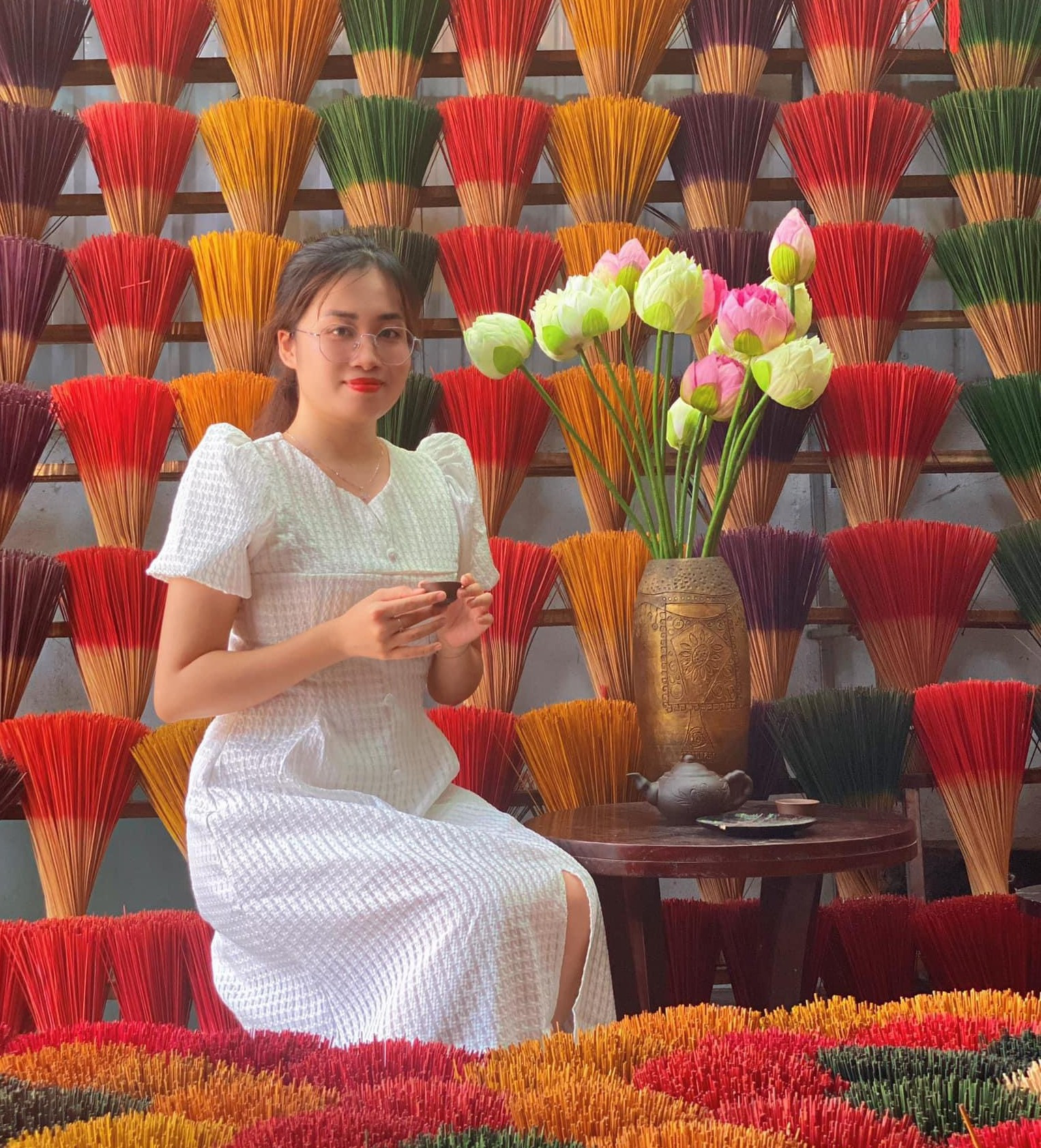 Cô Thảo tươi trẻ trong bộ trang phục giản dị.