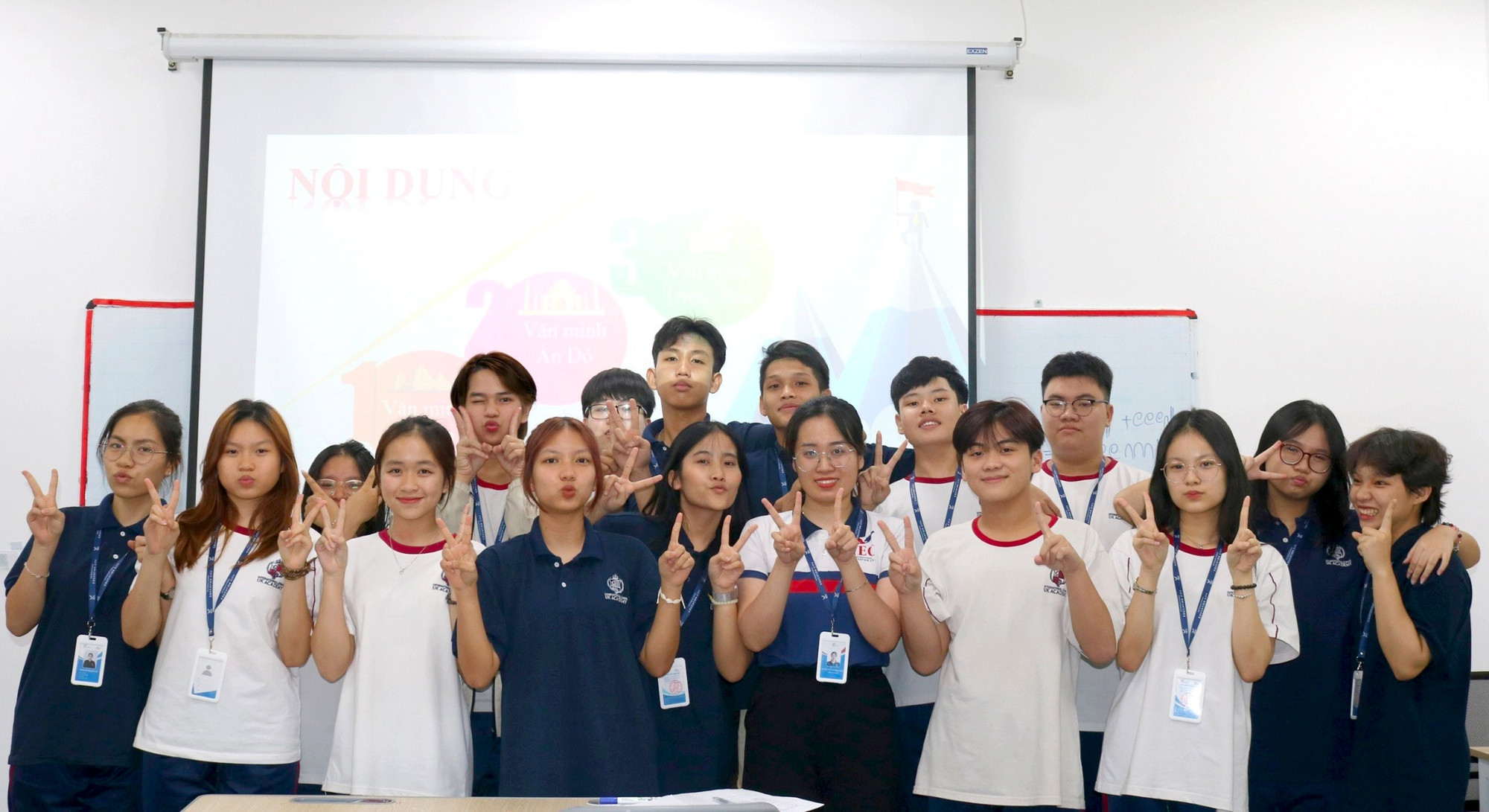 Trong mỗi tiết học, cô và trò luôn tương tác để tăng sự hấp dẫn cho bài học.