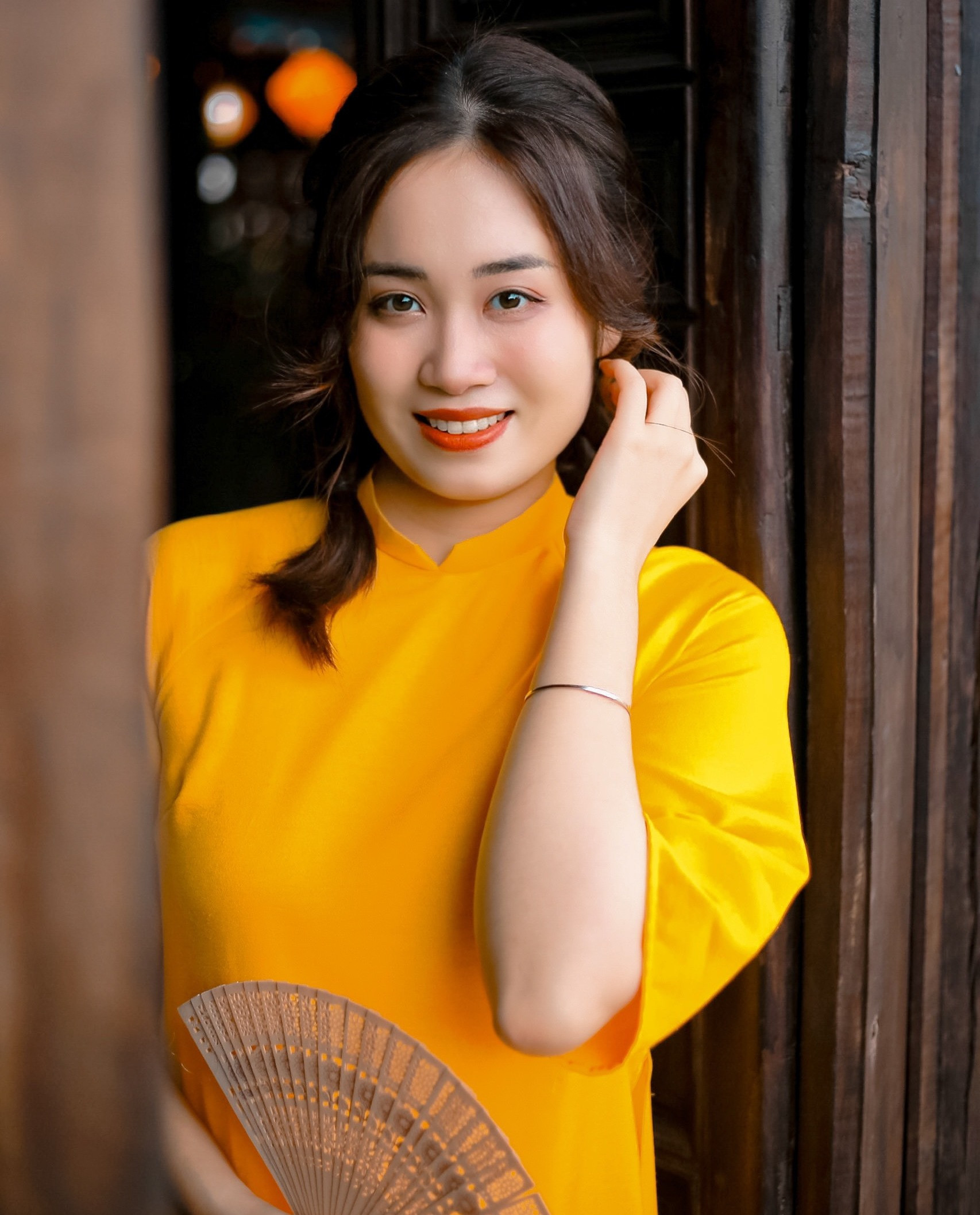 Mang nét đẹp nhẹ nhàng, tươi trẻ, cô Thảo chiếm được thiện cảm của học sinh, lẫn đồng nghiệp.